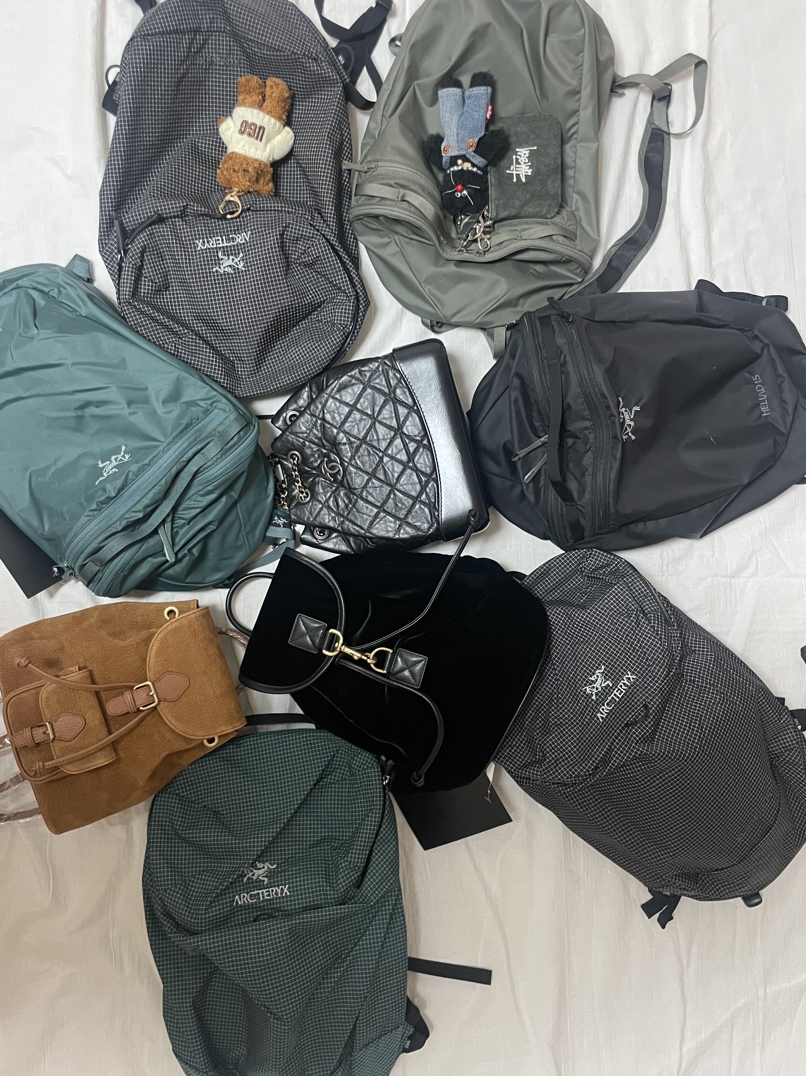 Chanel Small Gabrielle Backpack Aged Calfskin & Gold Silver Black, Arc'teryx Heliad 15 Backpack Black 착용 스타일