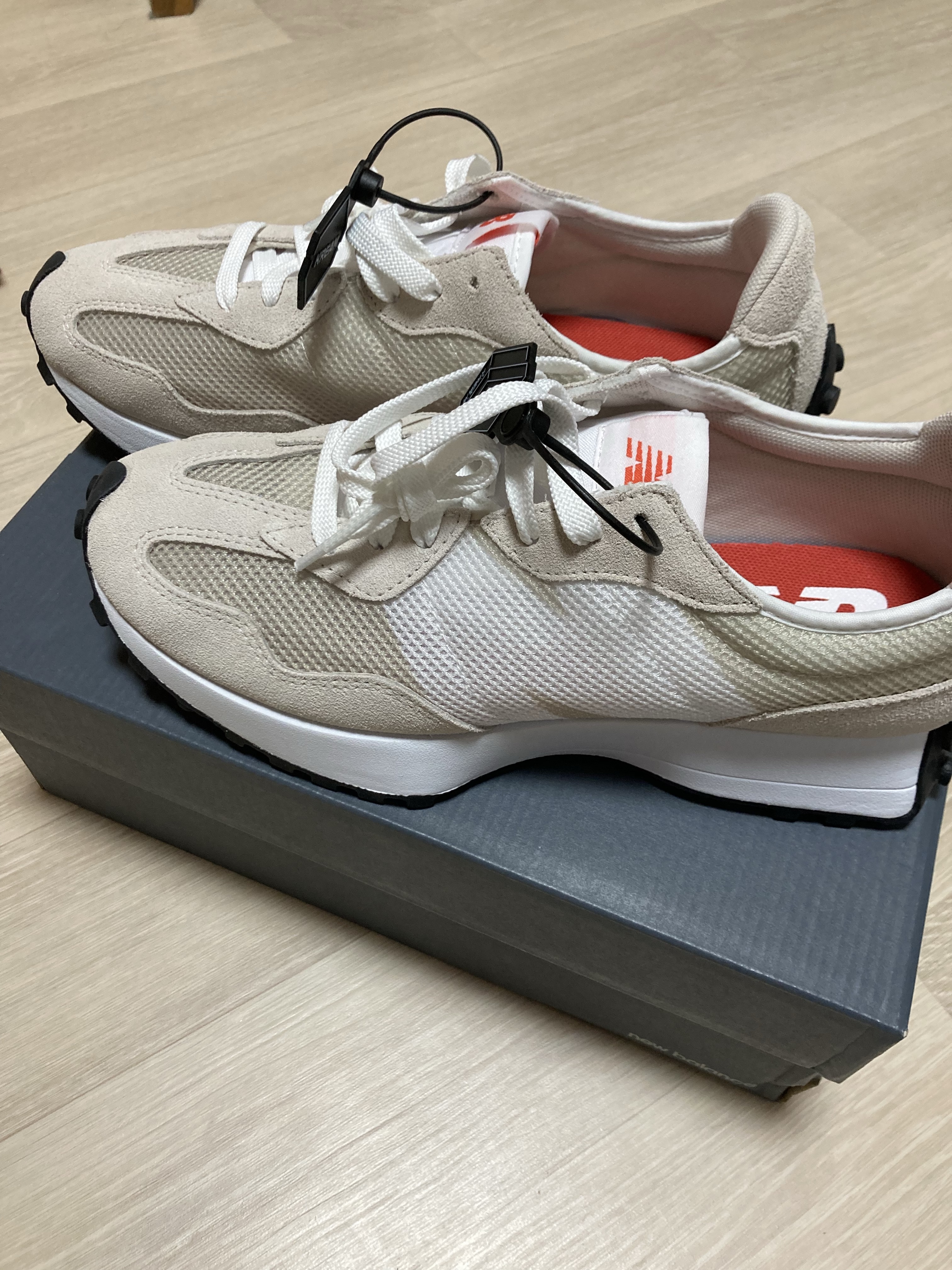 New Balance 327 Mesh Moonbeam 착용 스타일