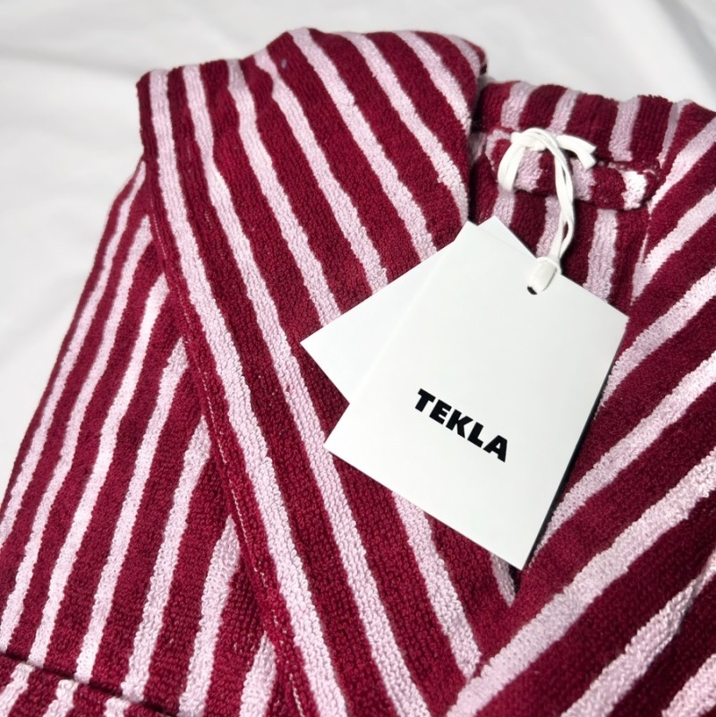 Tekla Hooded Bathrobe Red Rose 착용 스타일