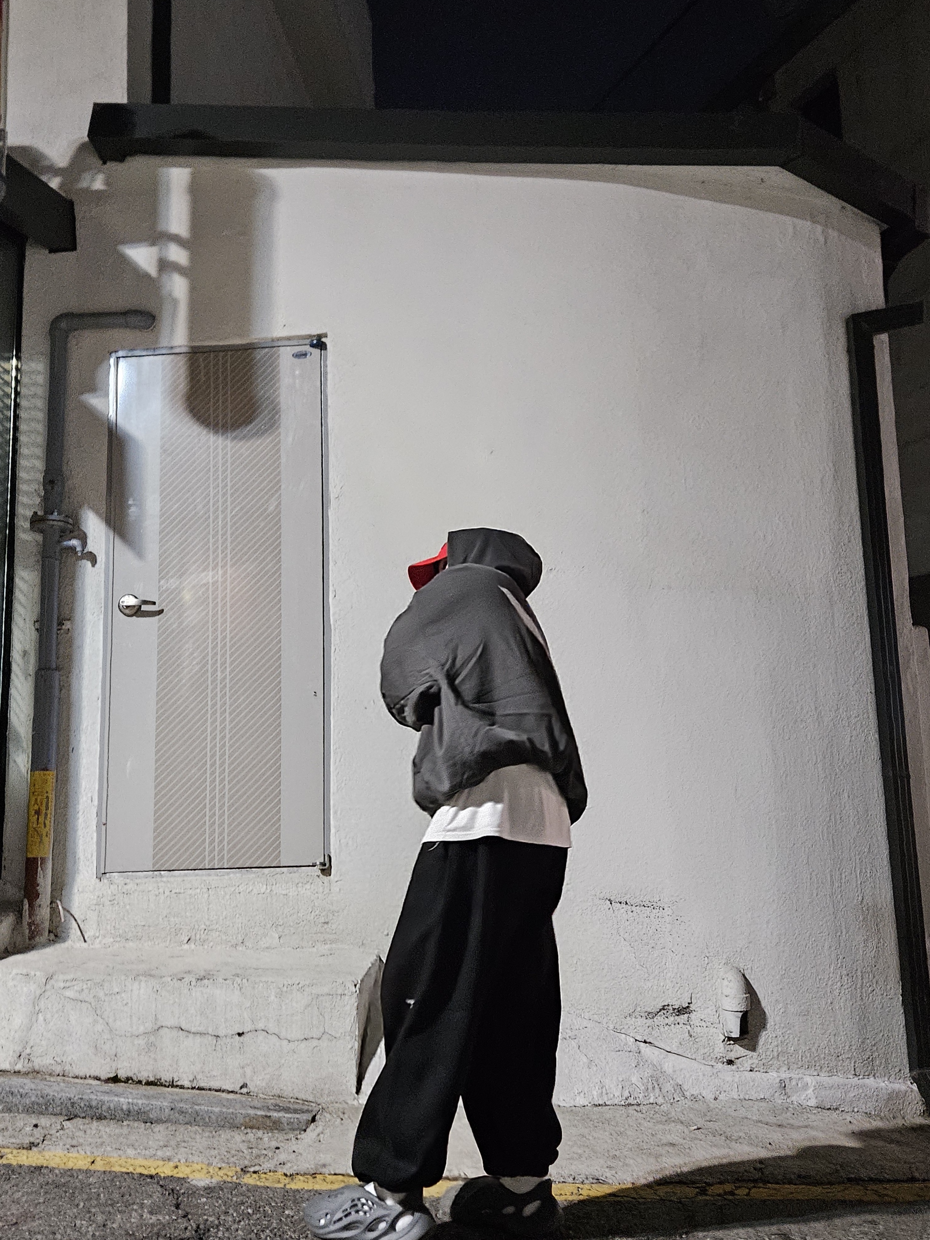 Yeezy Gap Engineered By Balenciaga Dove Hoodie Black, Adidas Yeezy Foam RNNR Carbon 착용 스타일