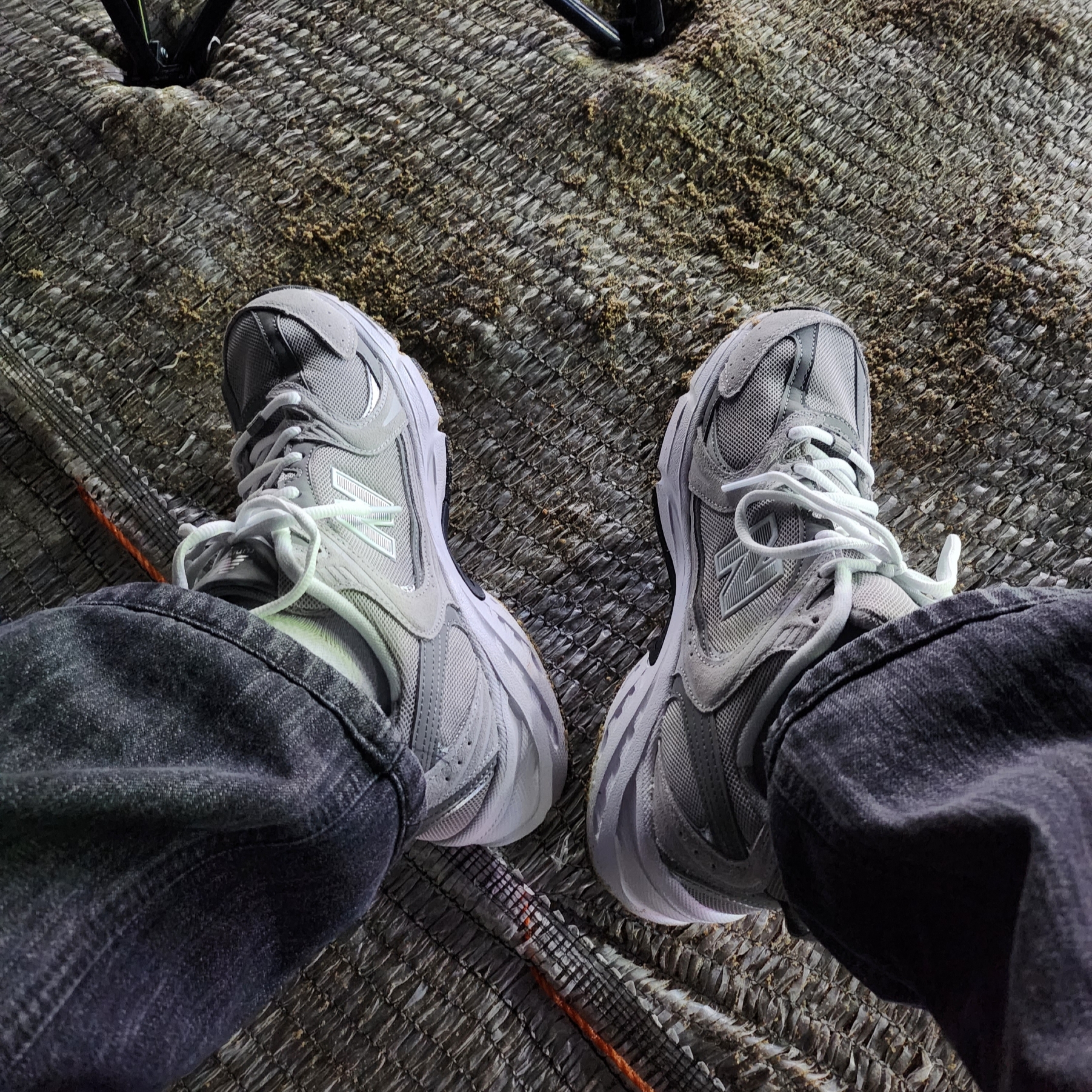 New Balance 530 Grey 착용 스타일