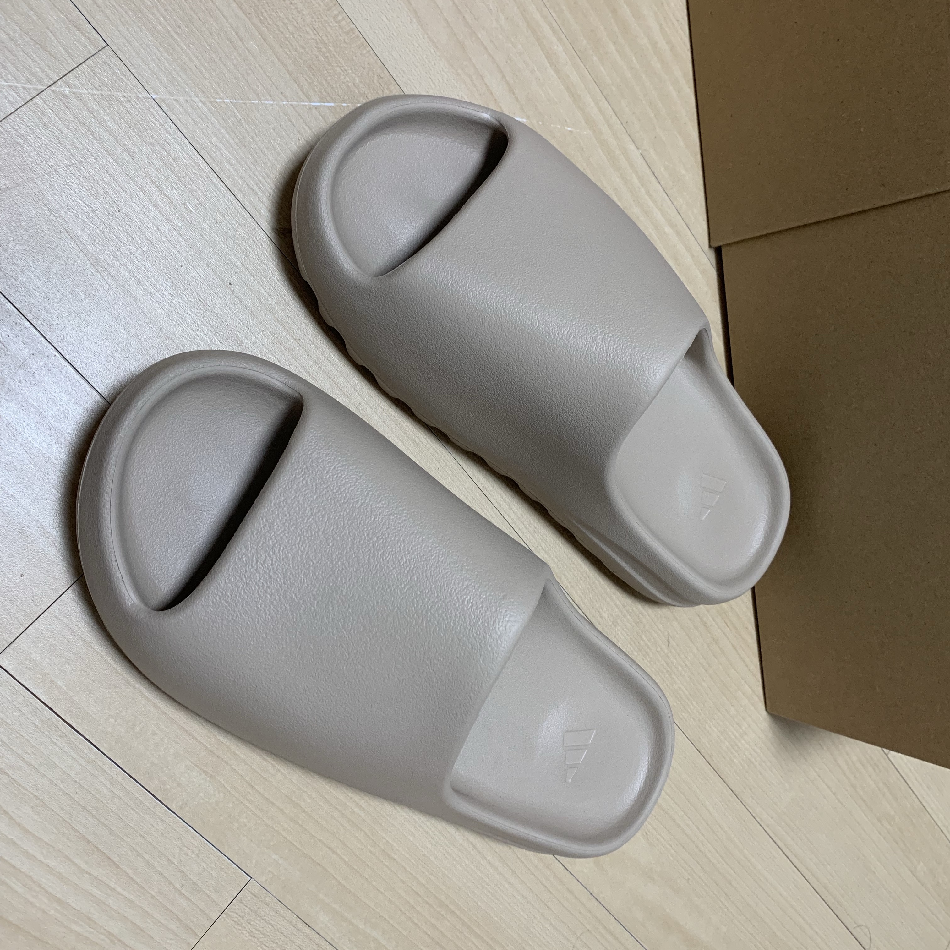 Adidas Yeezy Slide Pure - Re-Release Ver. 착용 스타일