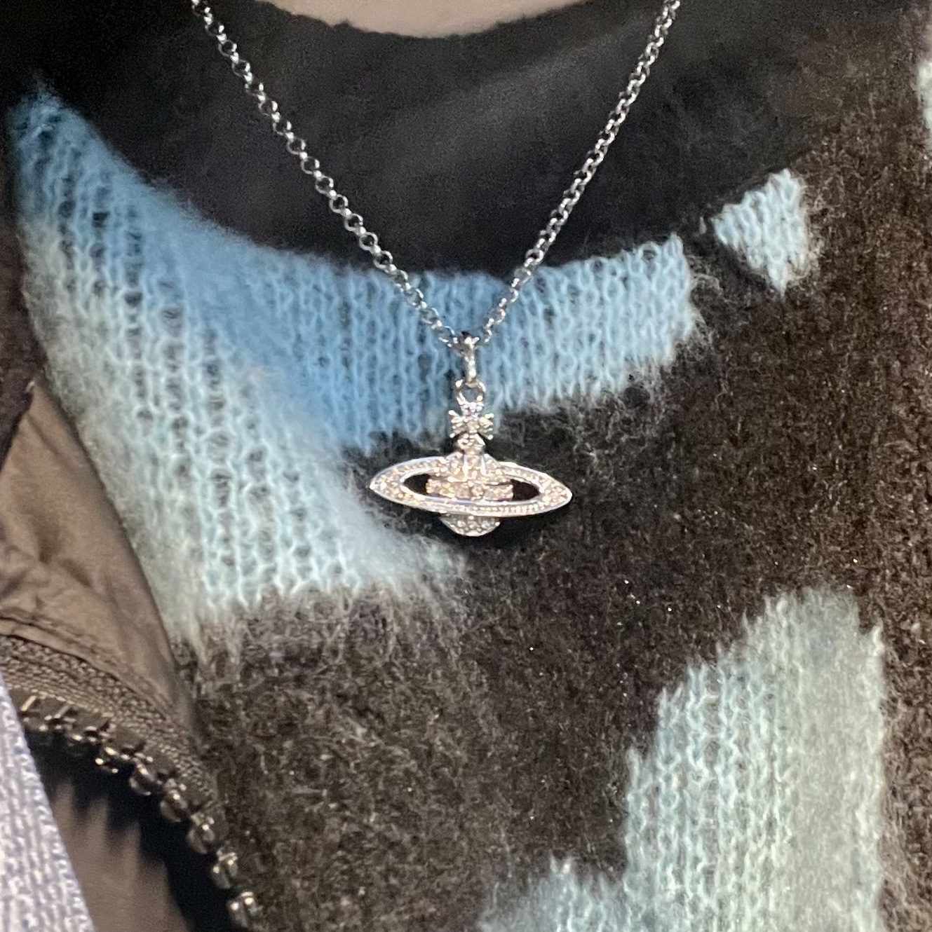 Vivienne Westwood Mini Bas Relief Pendant Silver 착용 스타일