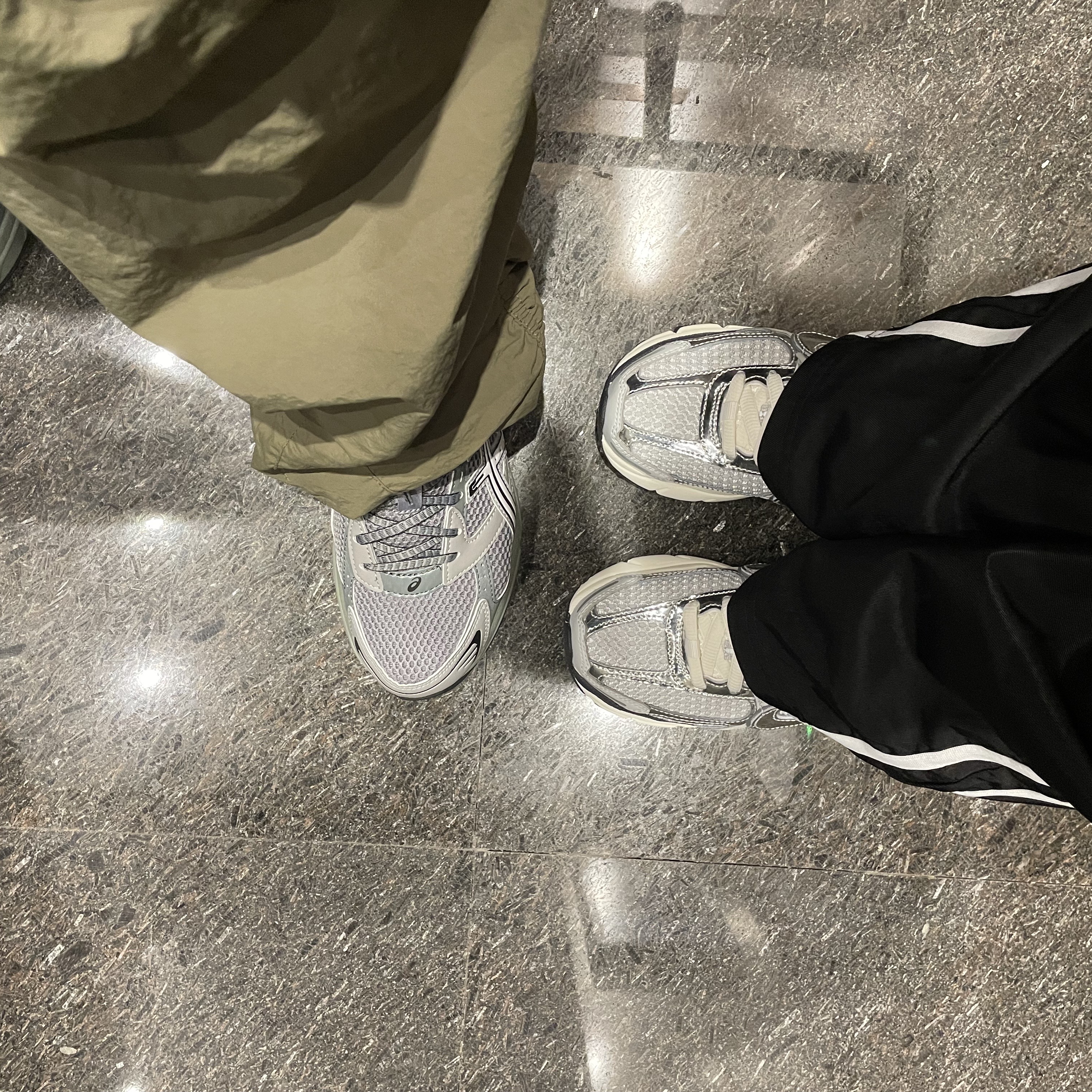 (W) Nike Zoom Vomero 5 Photon Dust and Metallic Silver, Asics Gel-1130 Wild Dove White - Folder Exclusive 착용 스타일 - 1