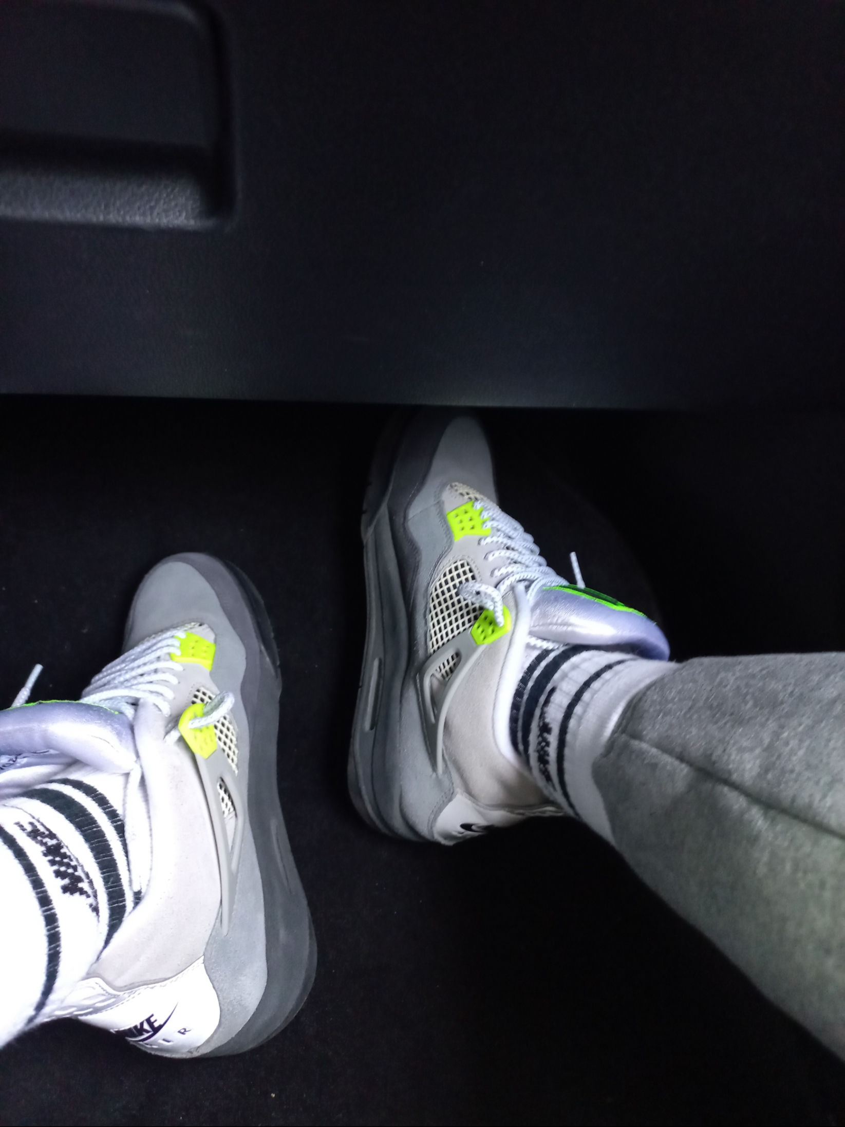 Jordan 4 Retro SE Neon 95, Nike Everyday Essential Crew Socks White (3 Pack/Korean Ver.) 착용 스타일