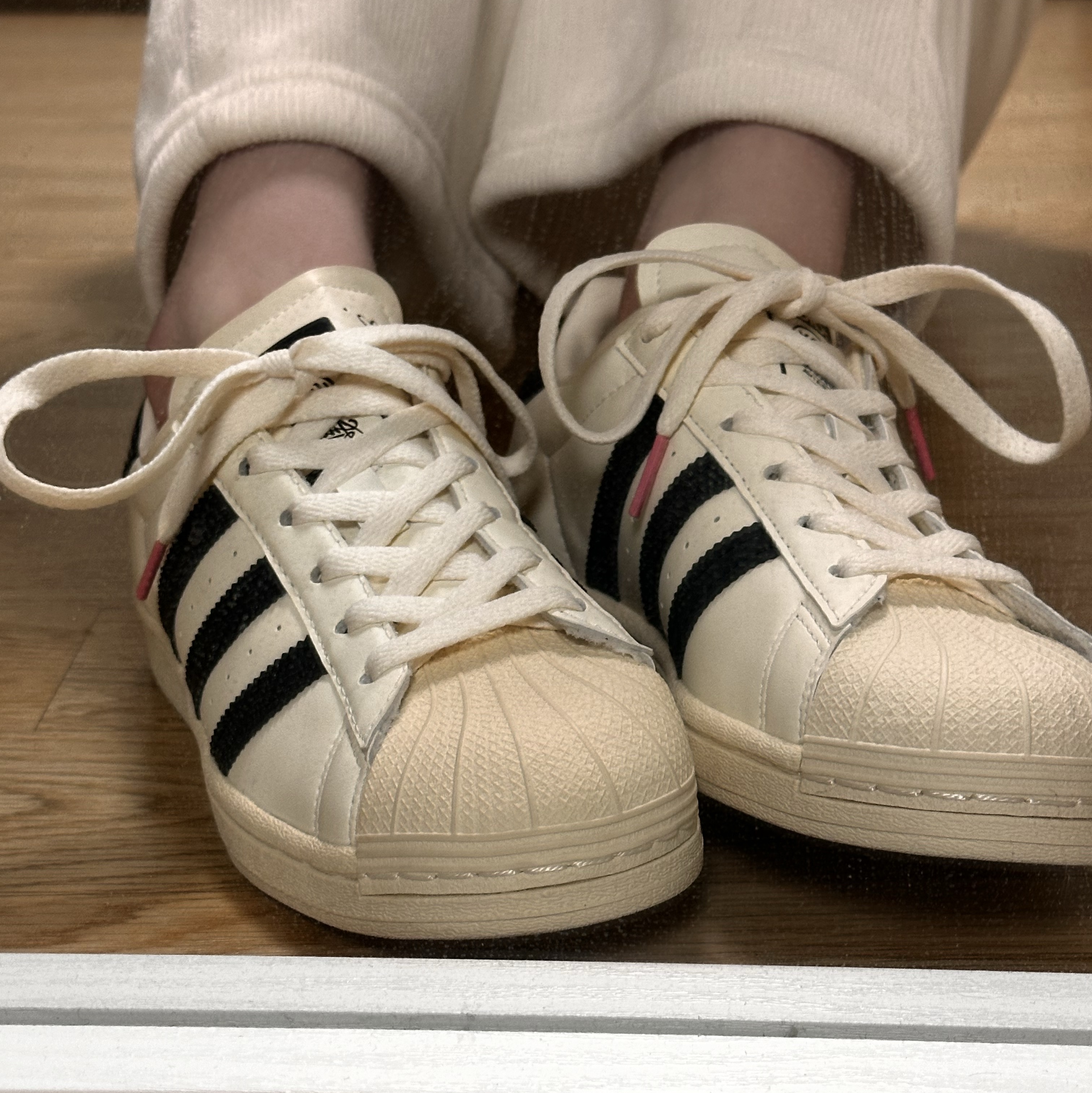 Adidas x Andre Saraiva Superstar Cream White Core Black 착용 스타일 - 1