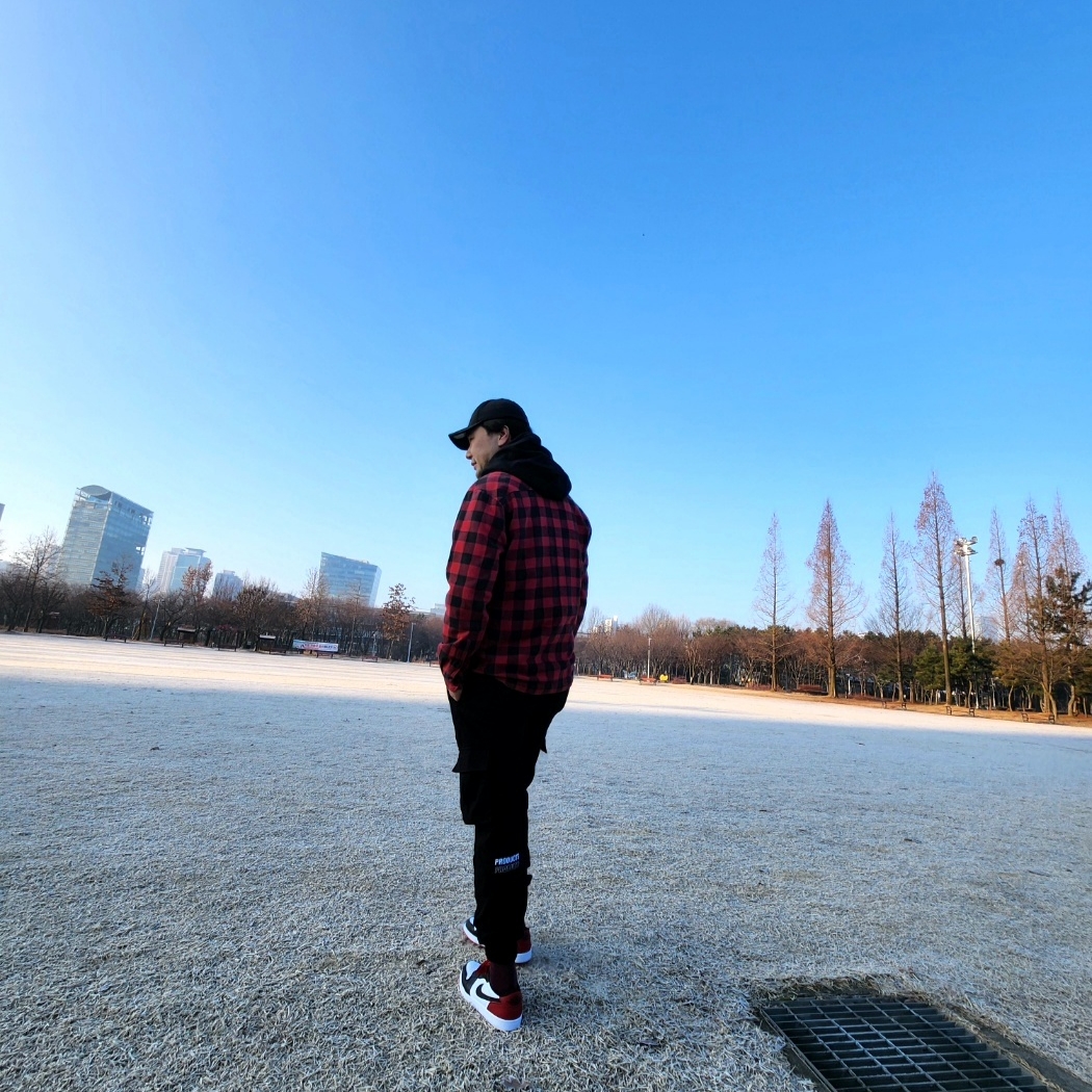 Nike x Patta x FC Barcelona Solo Swoosh Hoodie Culers del Món (FD4147-010), Jordan 1 Retro Low OG Black Toe 착용 스타일