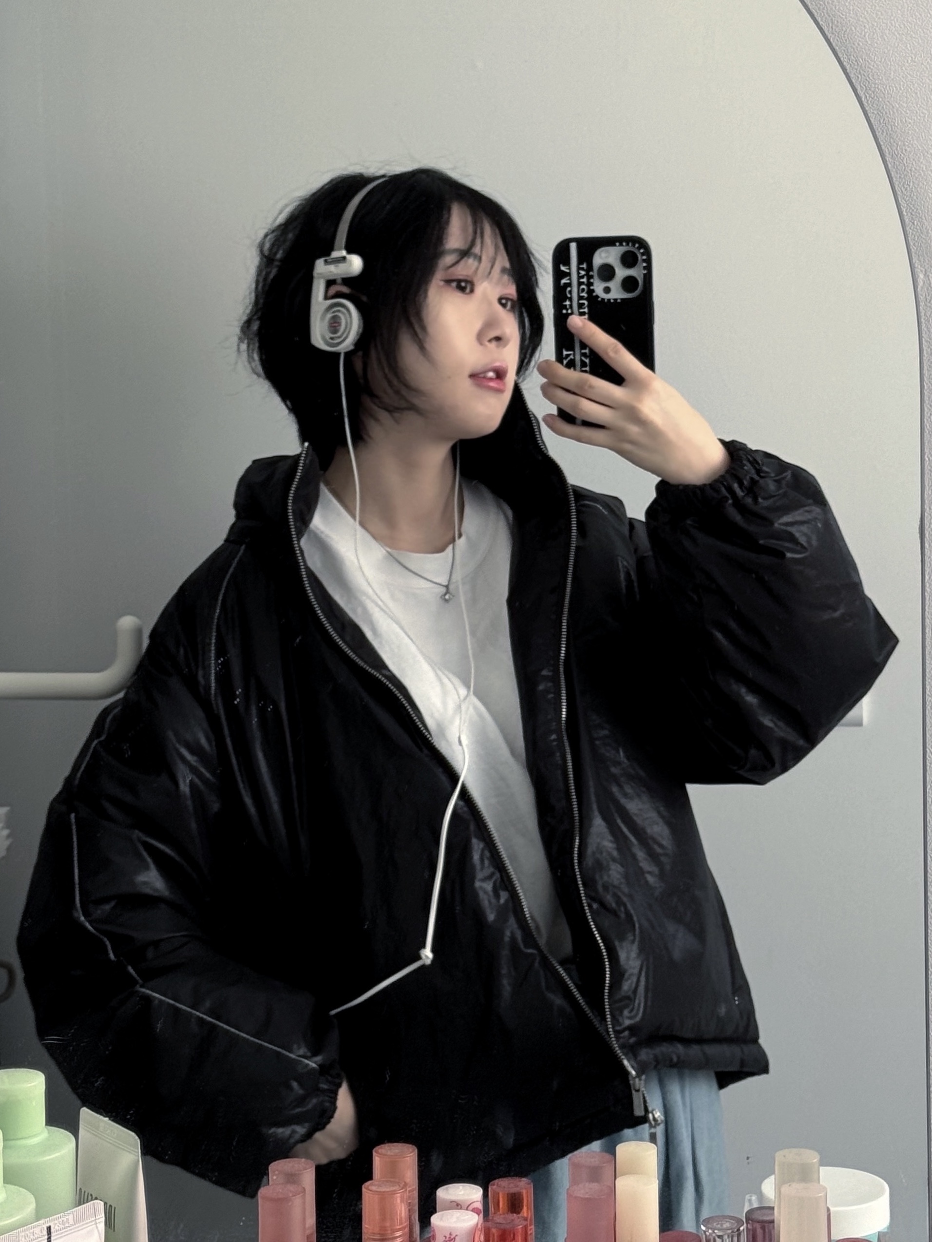 (W) Matin Kim Matin Logo Coating Down Jumper Black 착용 스타일 - 2