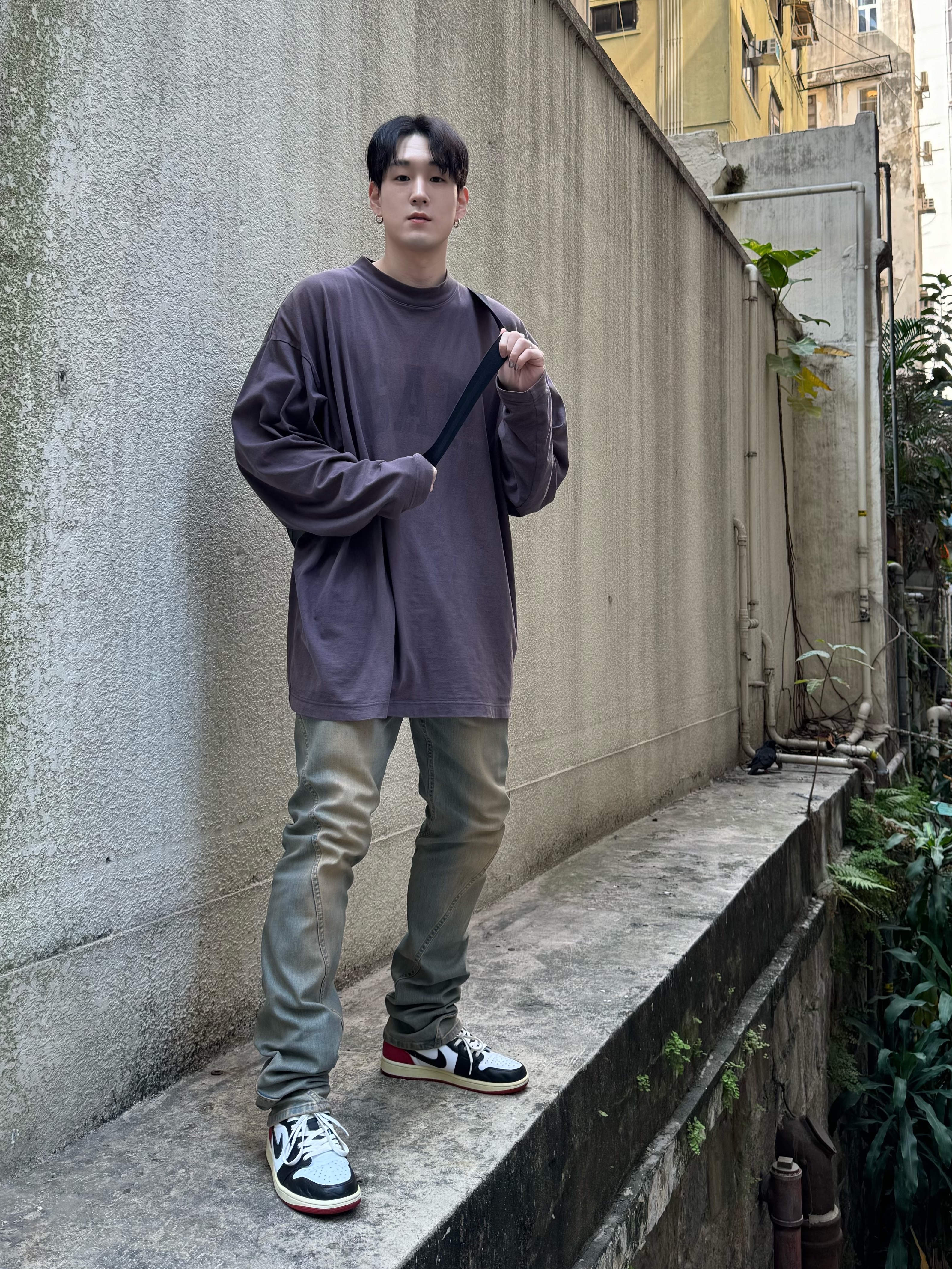 Yeezy Gap Engineered By Balenciaga Dove Long Sleeve T-Shirt Dark Grey, Jordan 1 Retro Low OG Black Toe 착용 스타일 - 1