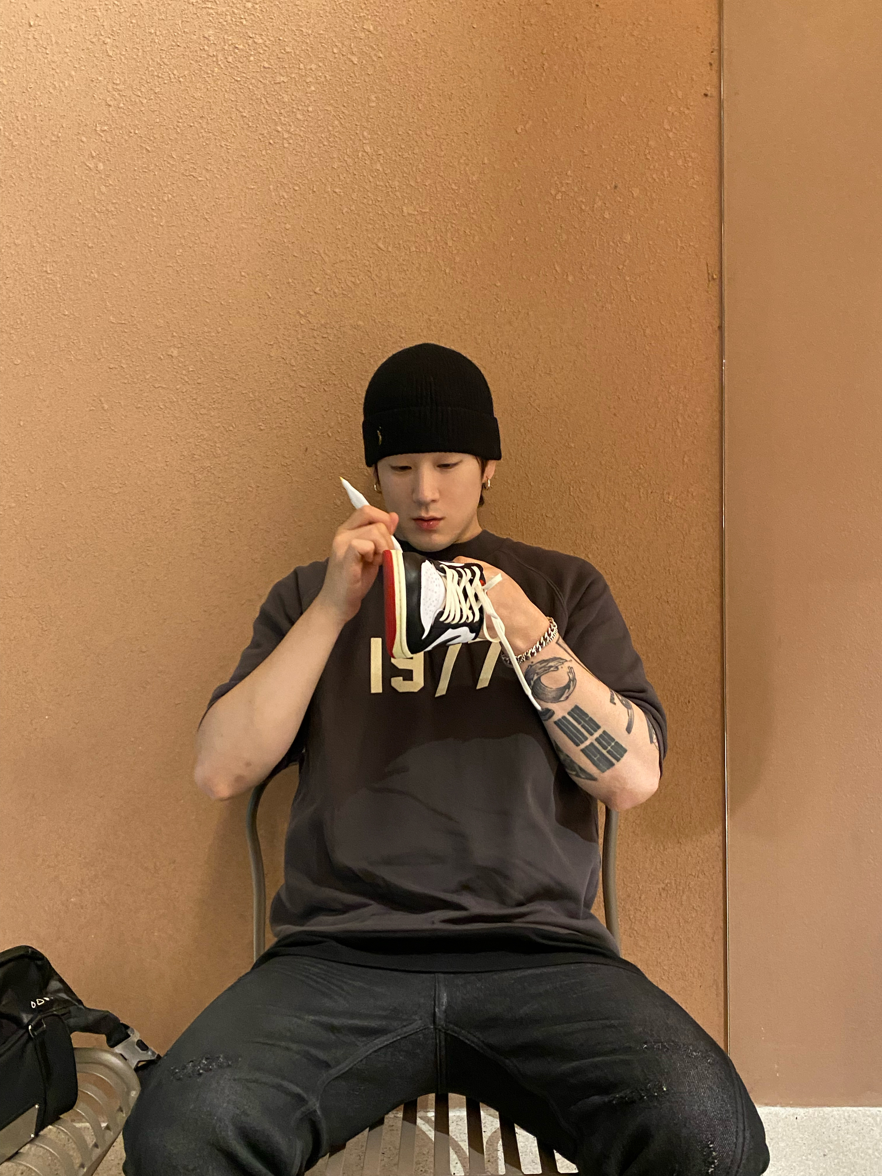 Yeezy Gap Engineered By Balenciaga Dove Long Sleeve T-Shirt Dark Grey, Jordan 1 Retro Low OG Black Toe 착용 스타일 - 4
