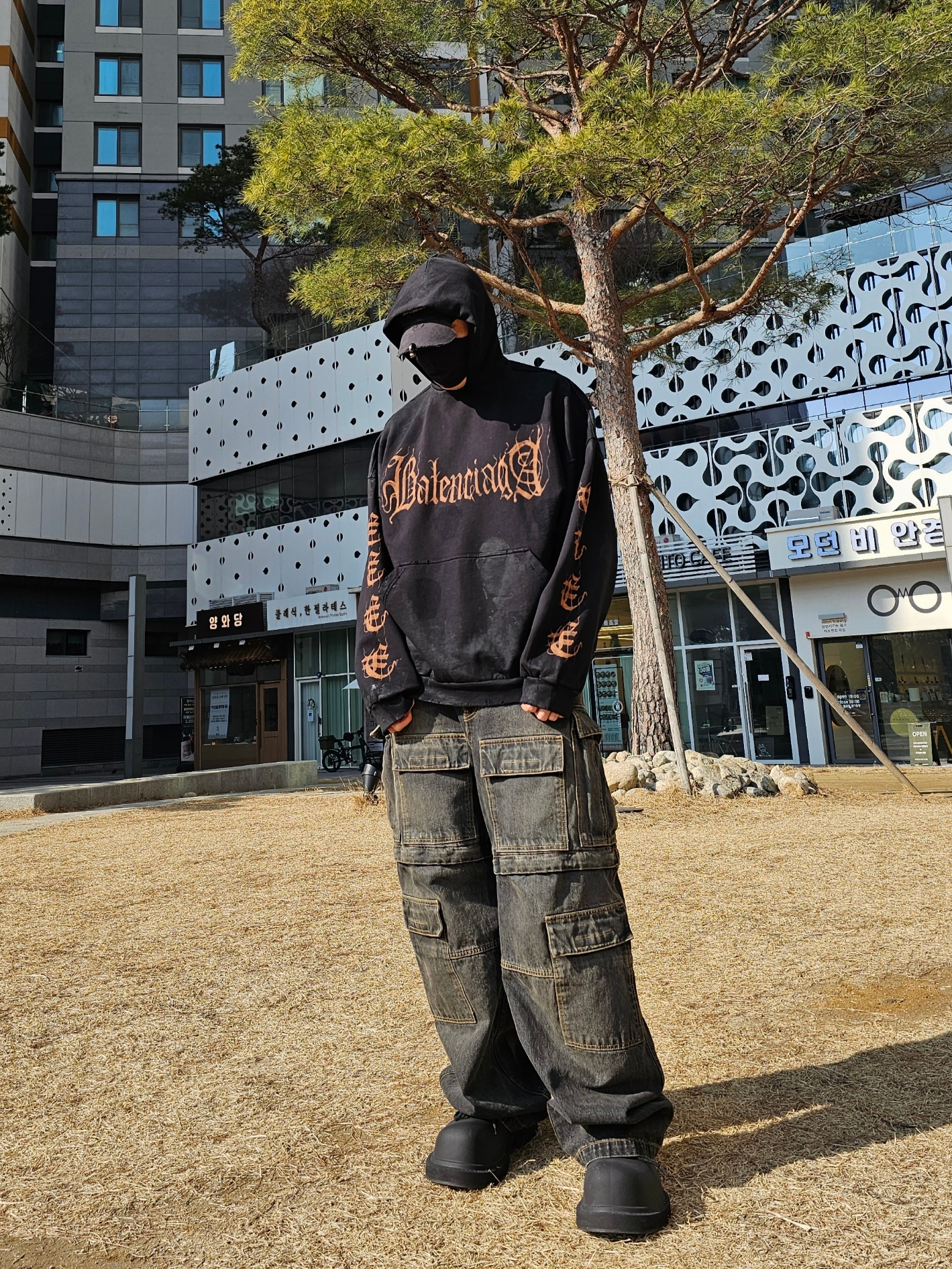 Balenciaga Heavy Metal Logo Hoodie Black Faded, Balenciaga Cargo Pants in Black 착용 스타일 - 1