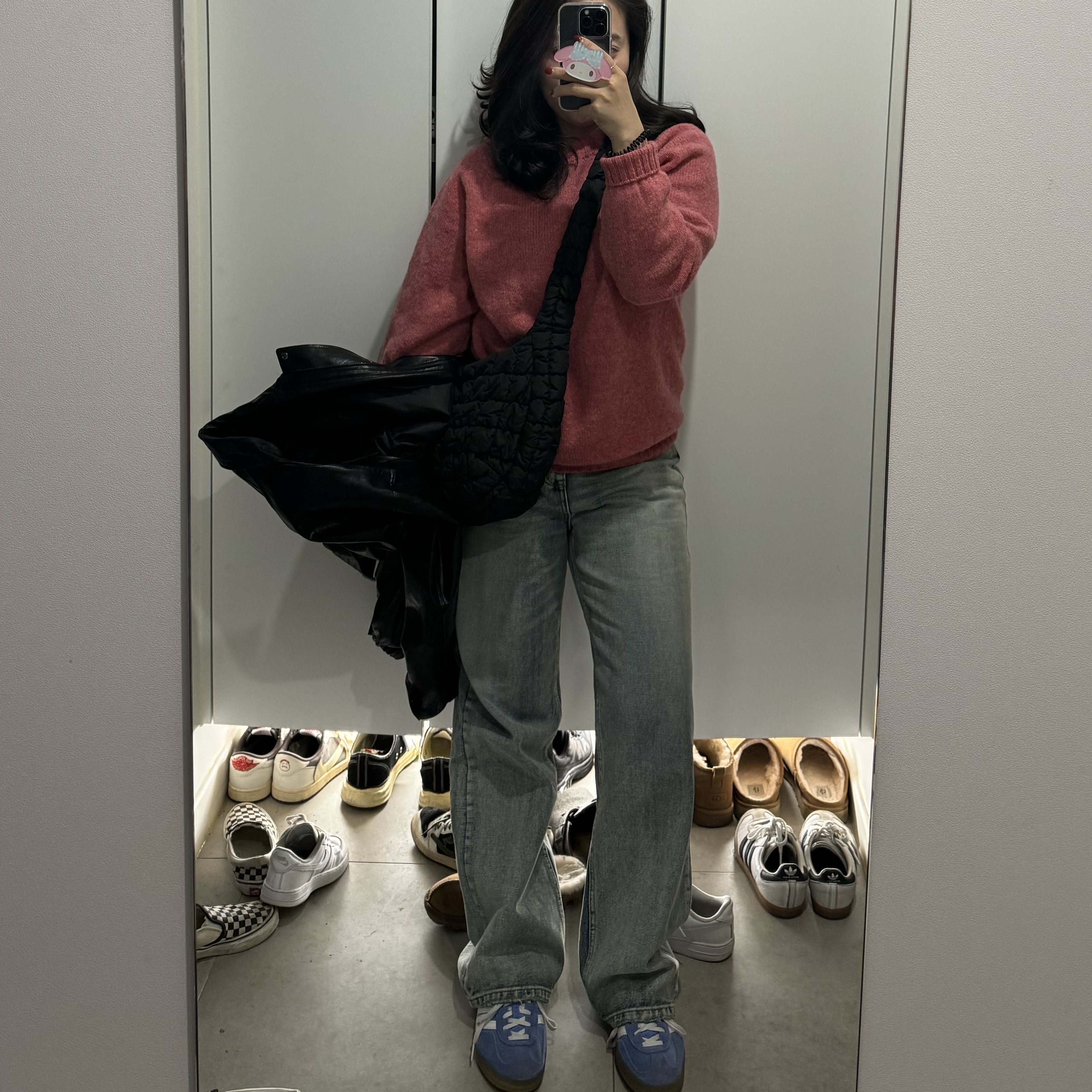 하울린 버쓰 오브 더 쿨 니트 로즈 쥬스, 코스 퀼티드 메신저백 블랙 착용 스타일