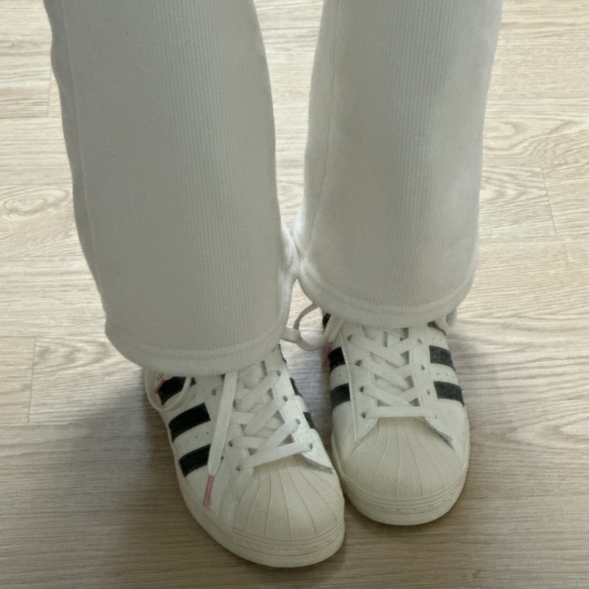 Adidas x Andre Saraiva Superstar Cream White Core Black 착용 스타일 - 3