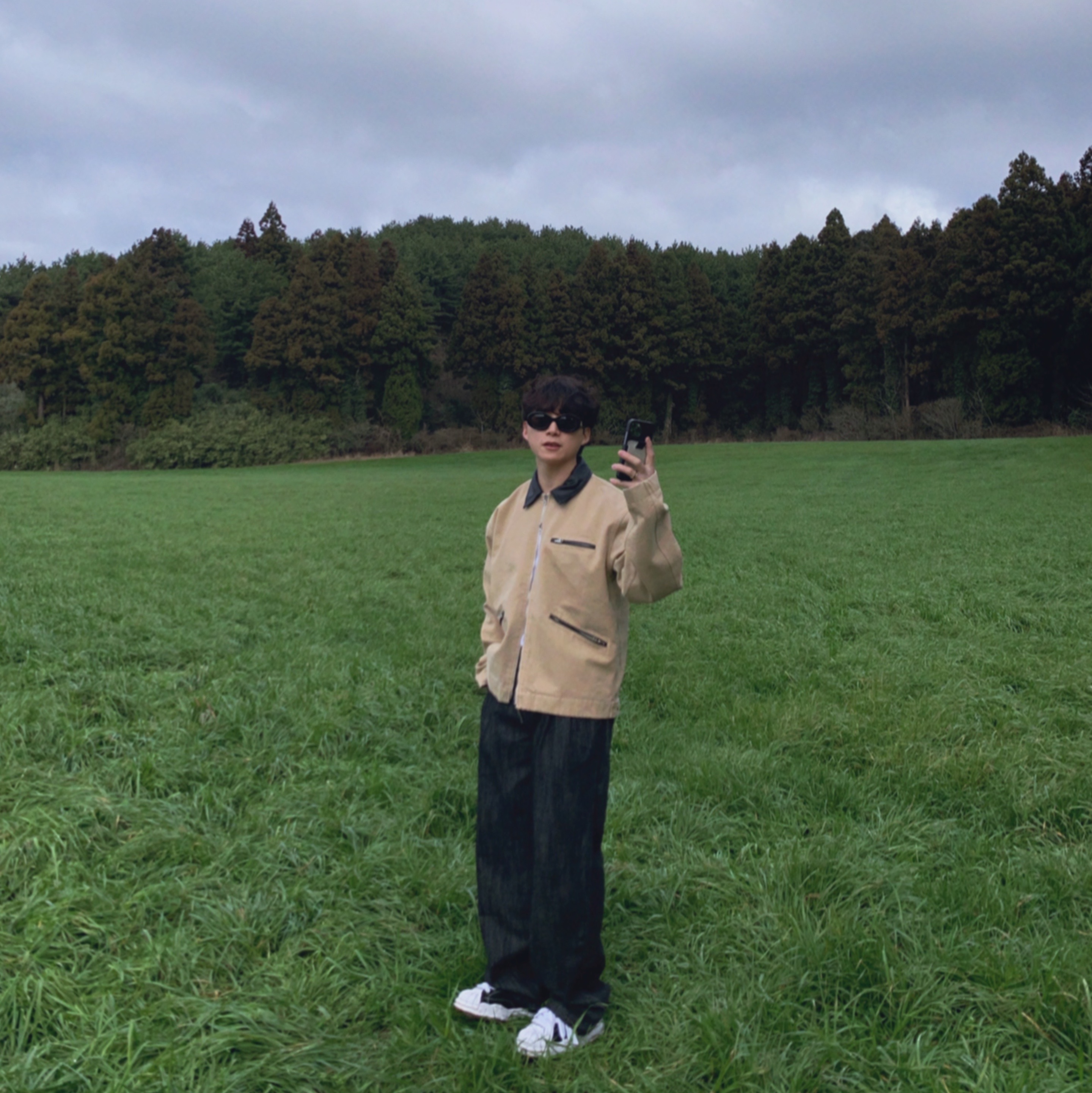 (W) Celine Triomphe 01 Sunglasses in Acetate Black, Maison Mihara Yasuhiro Blakey OG Sole Canvas Low-top Sneakers Black White 착용 스타일 - 2