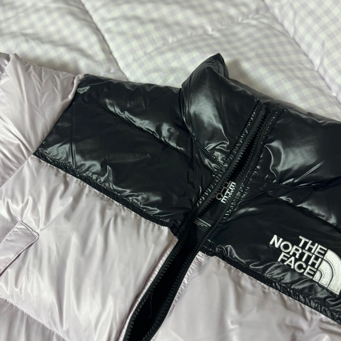 (W) The North Face Nuptse Short Jacket Lavender Fog 착용 스타일 - 3