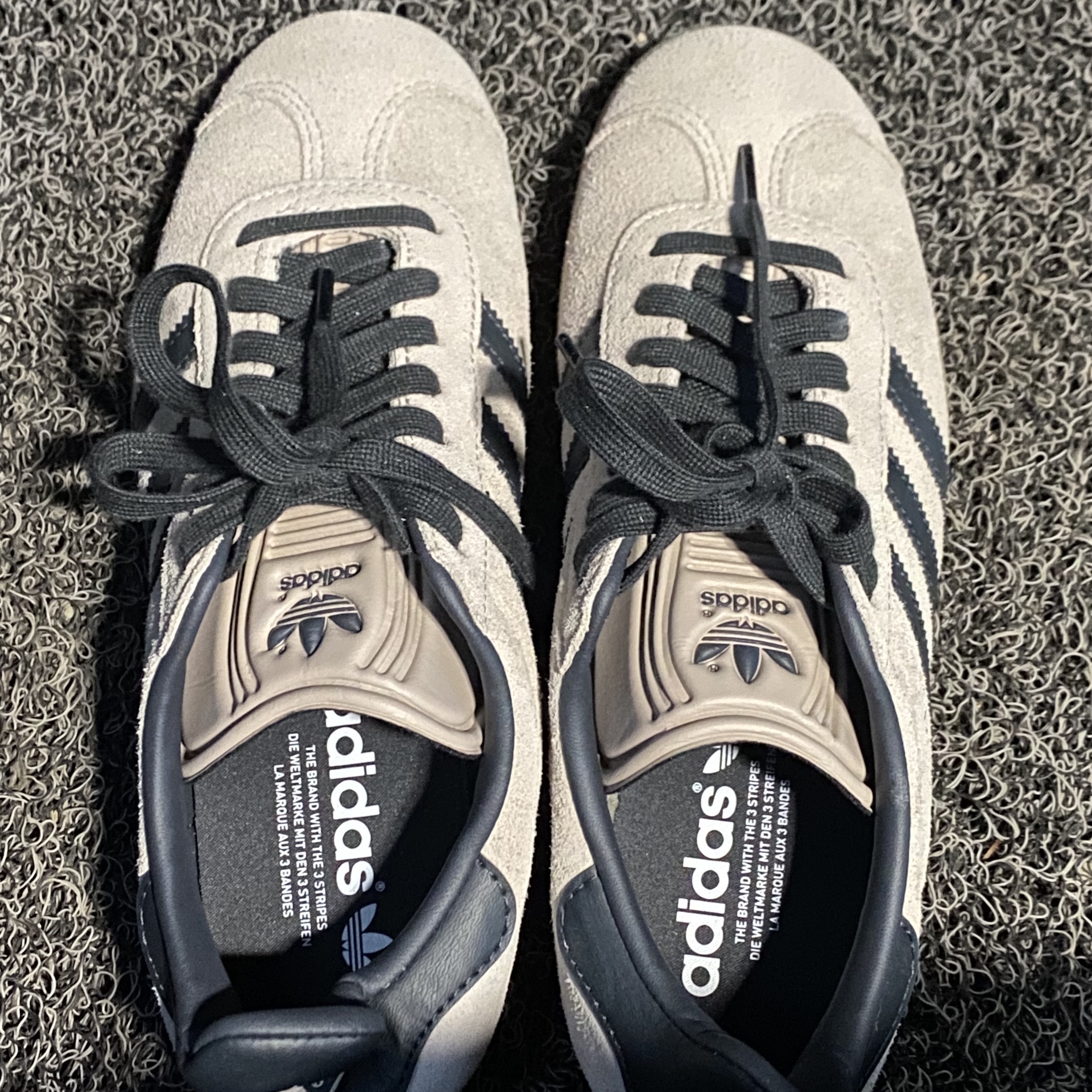 Adidas Gazelle Wonder Taupe Night Indigo 착용 스타일