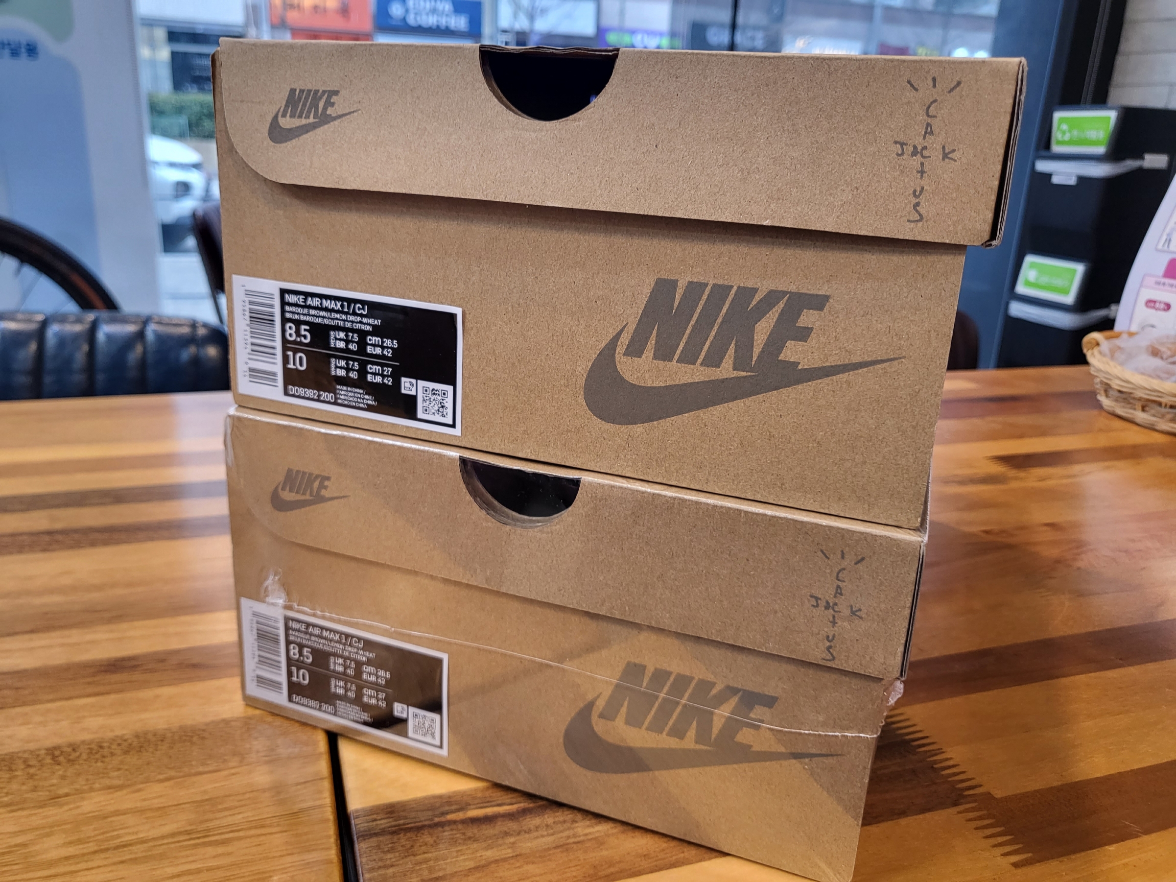 Nike x Travis Scott Air Max 1 Cact.us Brown 착용 스타일 - 2