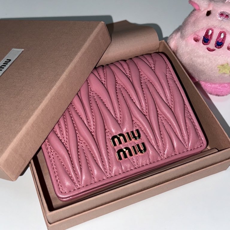 Miu Miu Matelasse Nappa Leather Wallet Begonia Pink 착용 스타일
