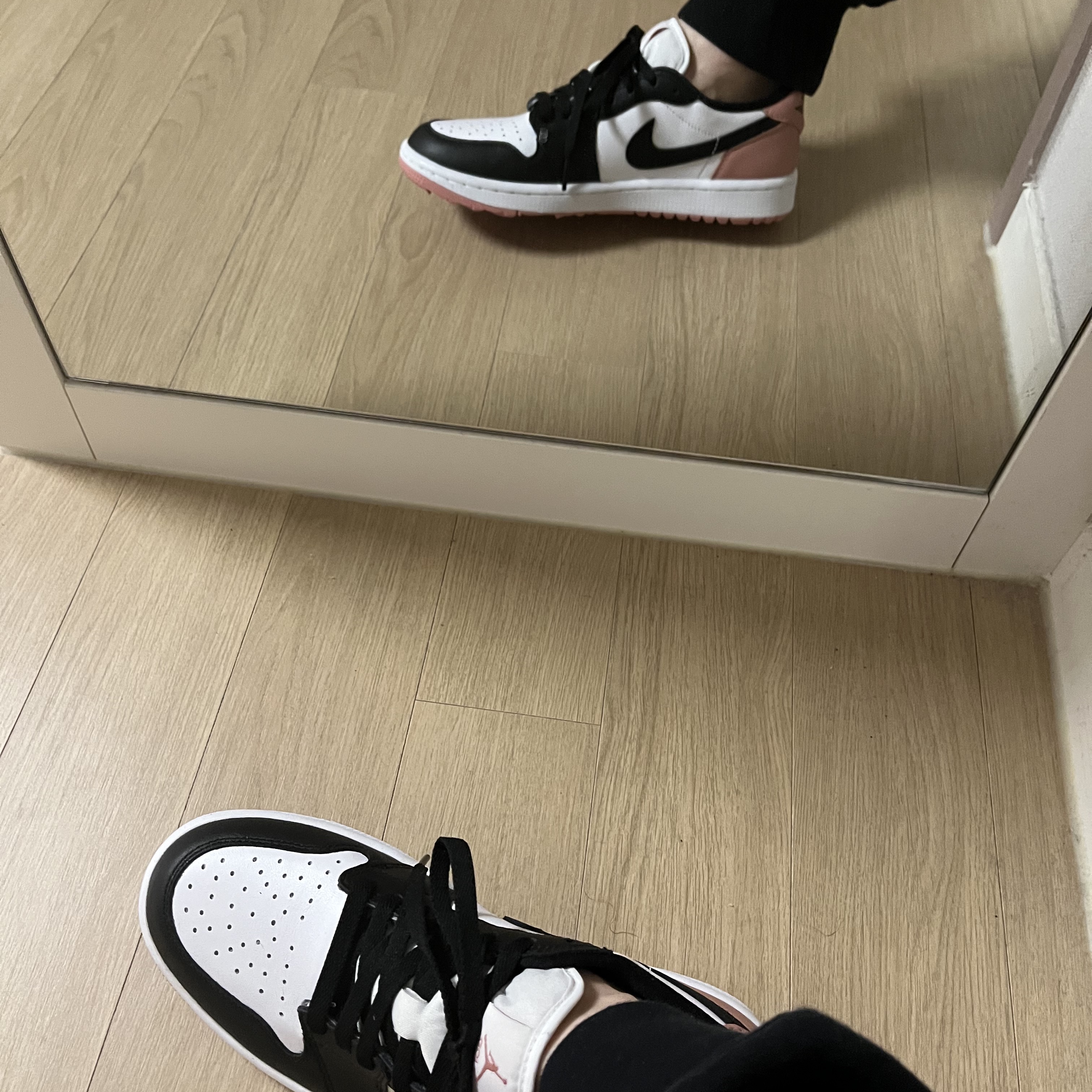 Jordan 1 Low Golf Rust Pink 착용 스타일 - 2