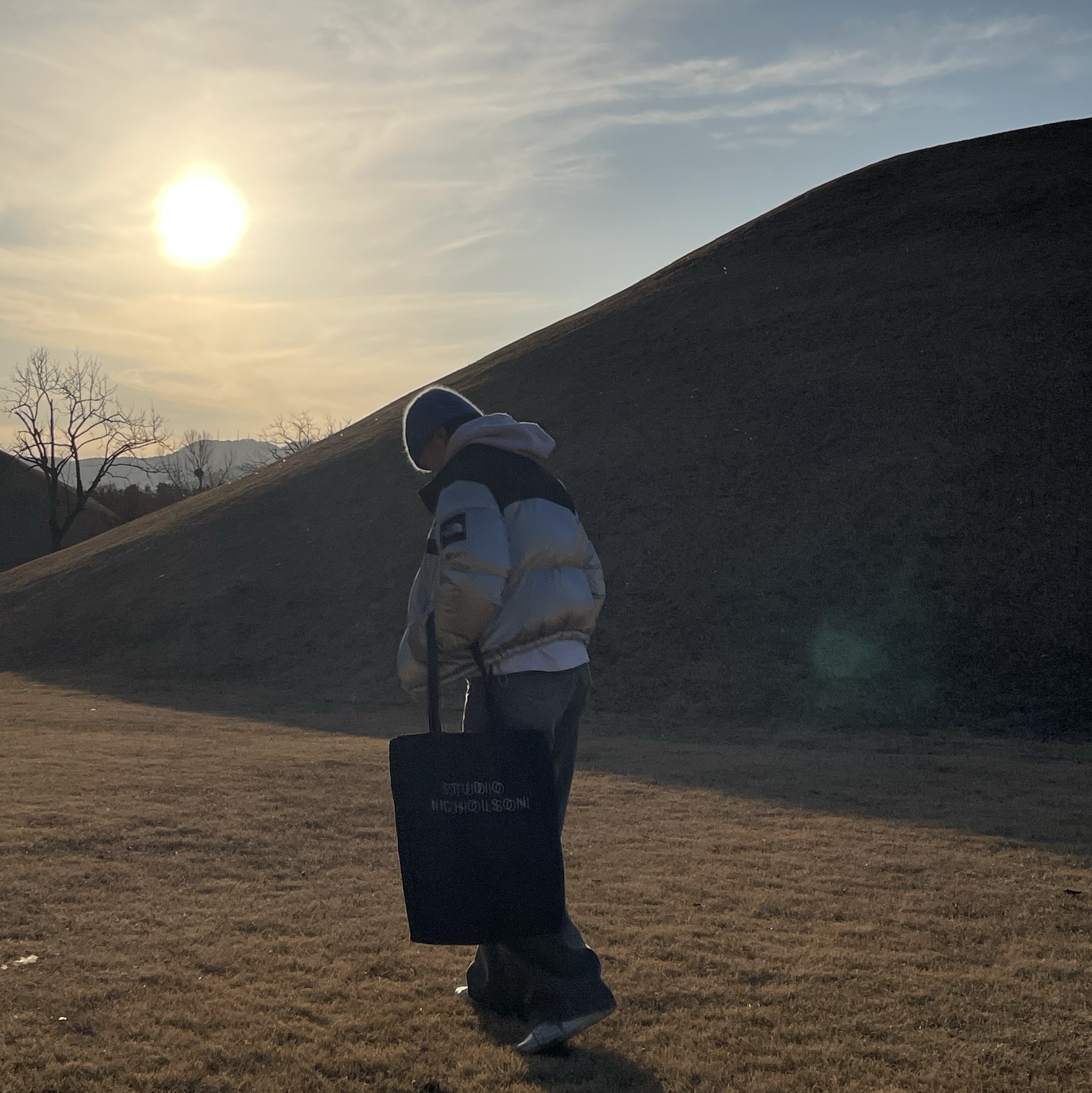 (W) Golden Goose Superstar White Silver Heel Tab Sneakers, (W) The North Face White Label Novelty Nuptse Down Jacket SE Silver 착용 스타일 - 2