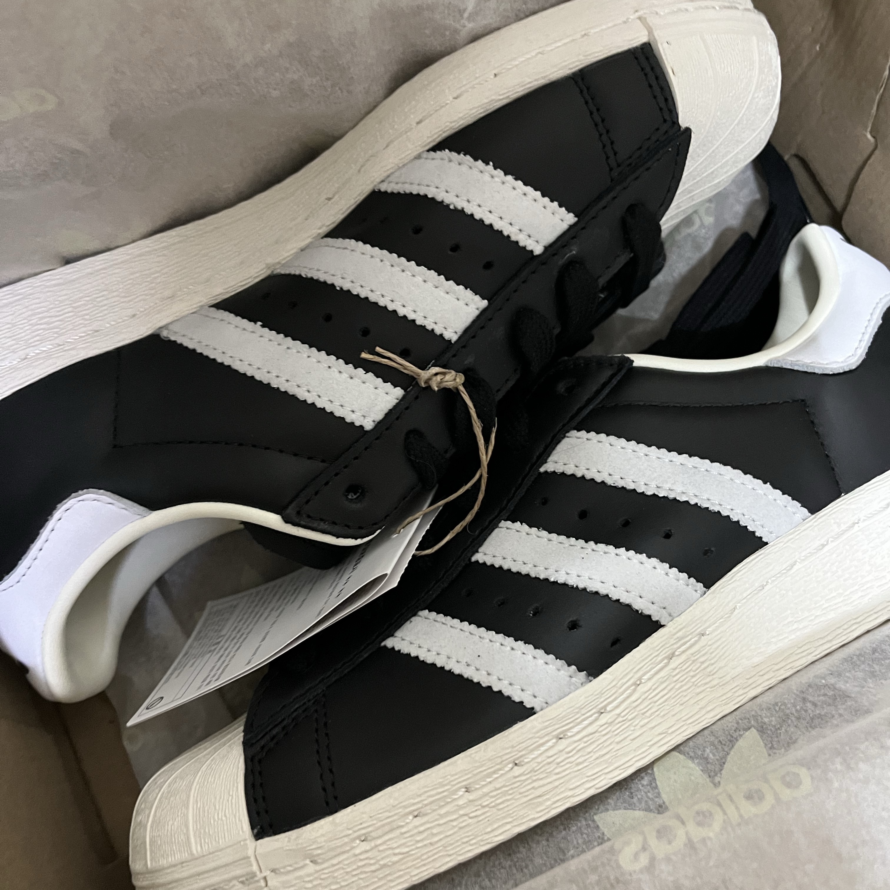 Adidas Superstar 82 Black White 착용 스타일