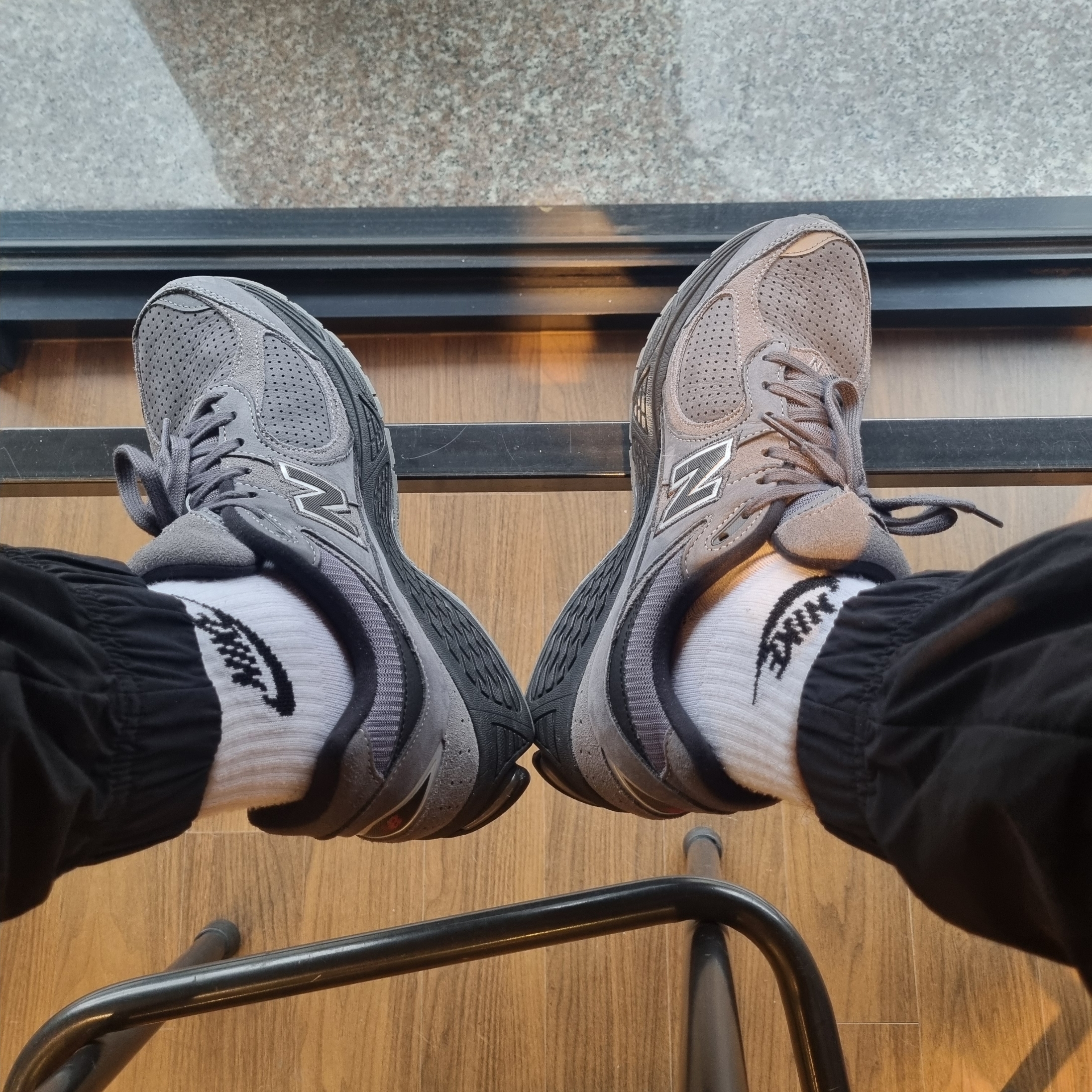 New Balance 2002R Dark Grey 착용 스타일