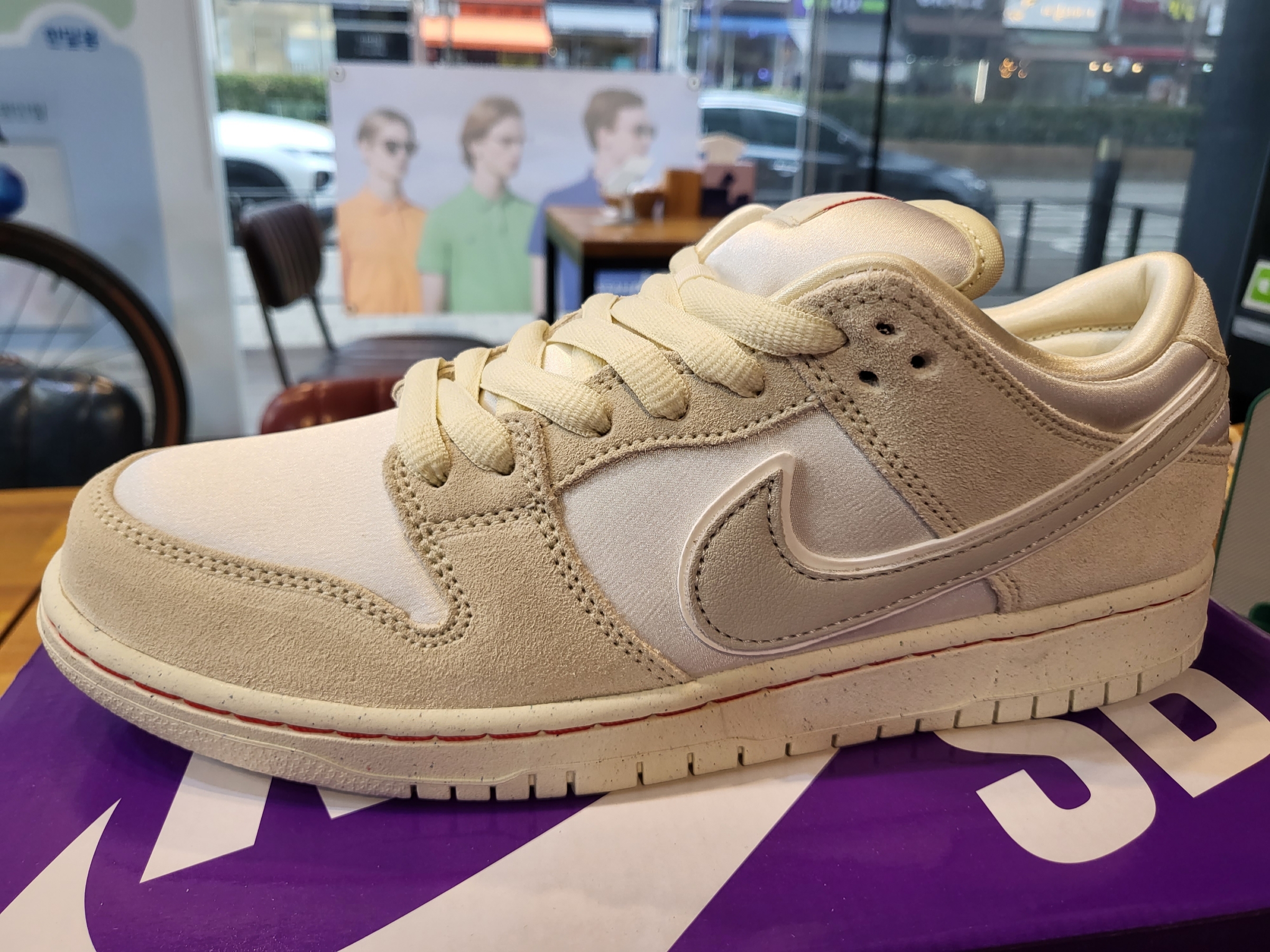 Nike SB Dunk Low PRM Coconut Milk, Nike SB Dunk Low PRM Burgundy Crush 착용 스타일 - 1