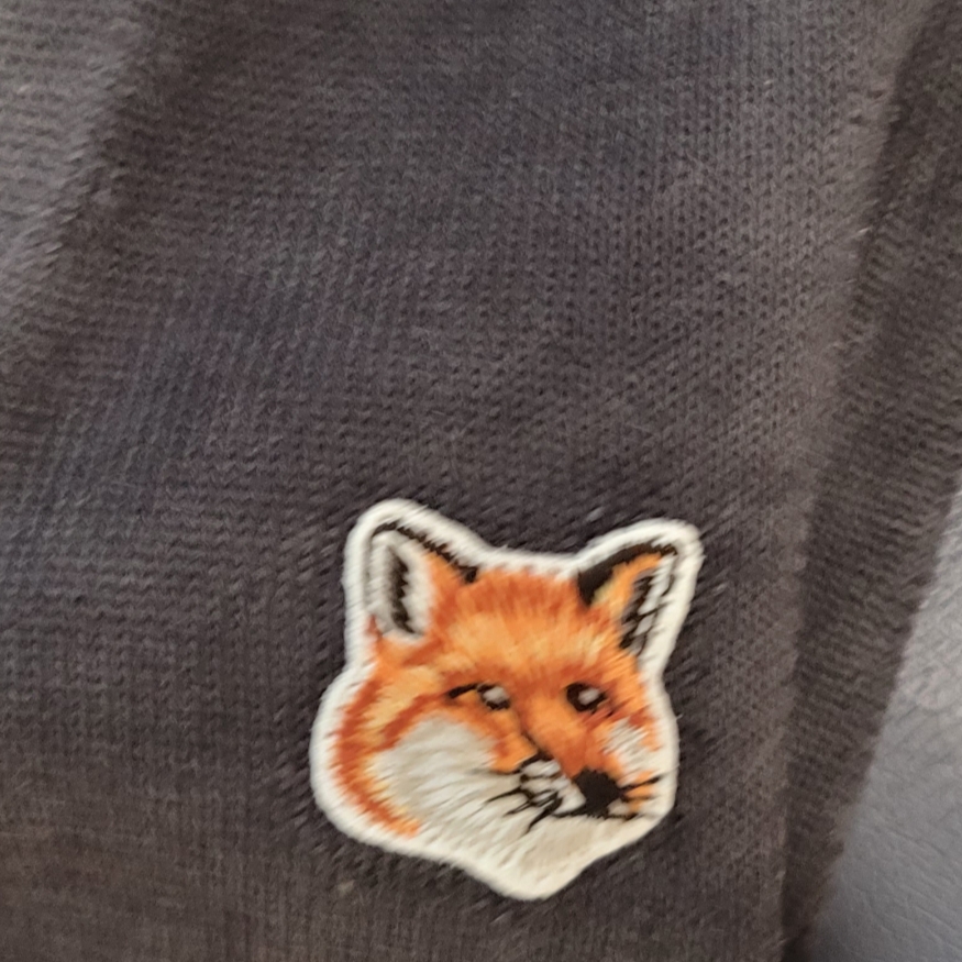 Maison Kitsune Fox Head Patch Classic Cardigan Anthracite Melange 착용 스타일