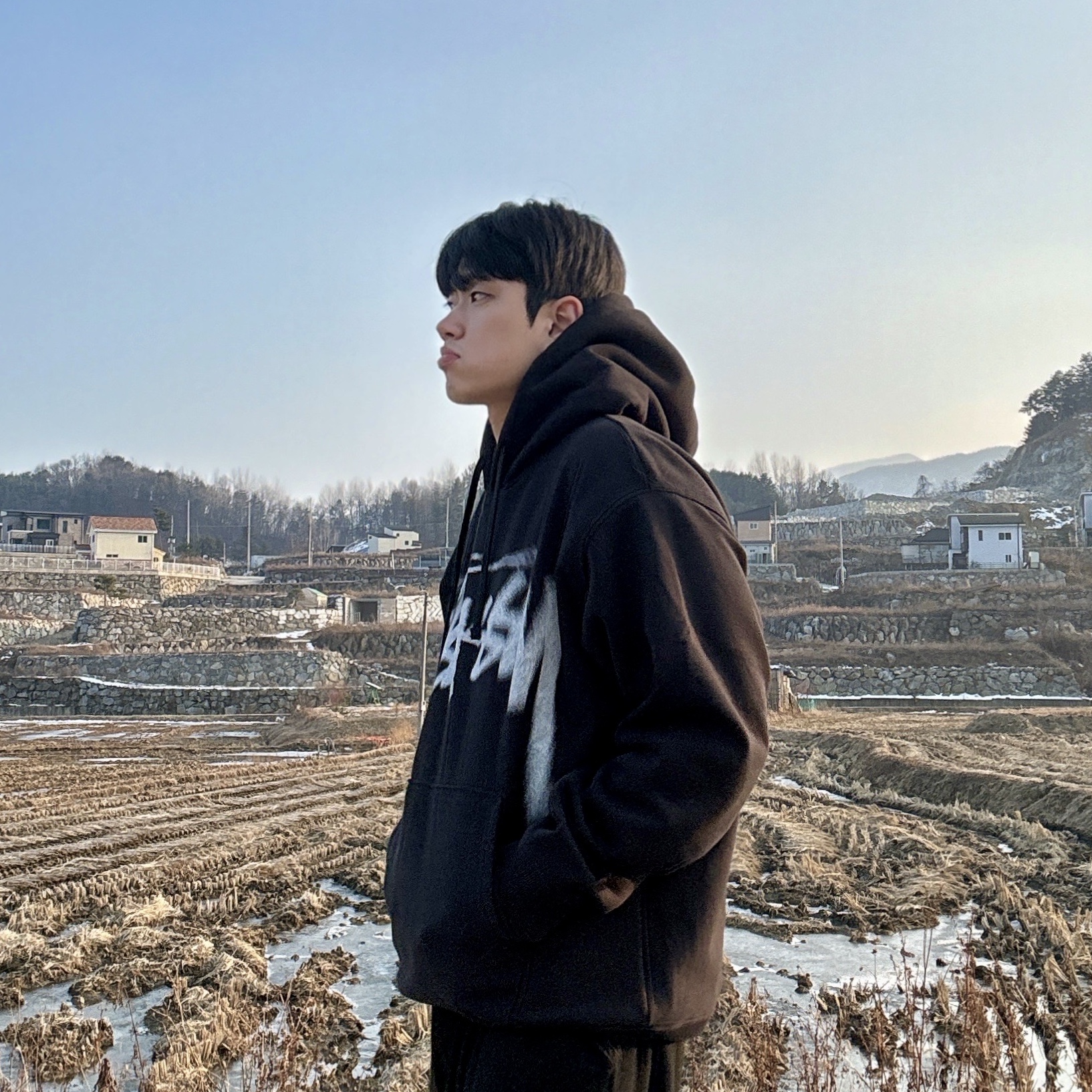 Stussy Dizzy Stock Hoodie Black 착용 스타일