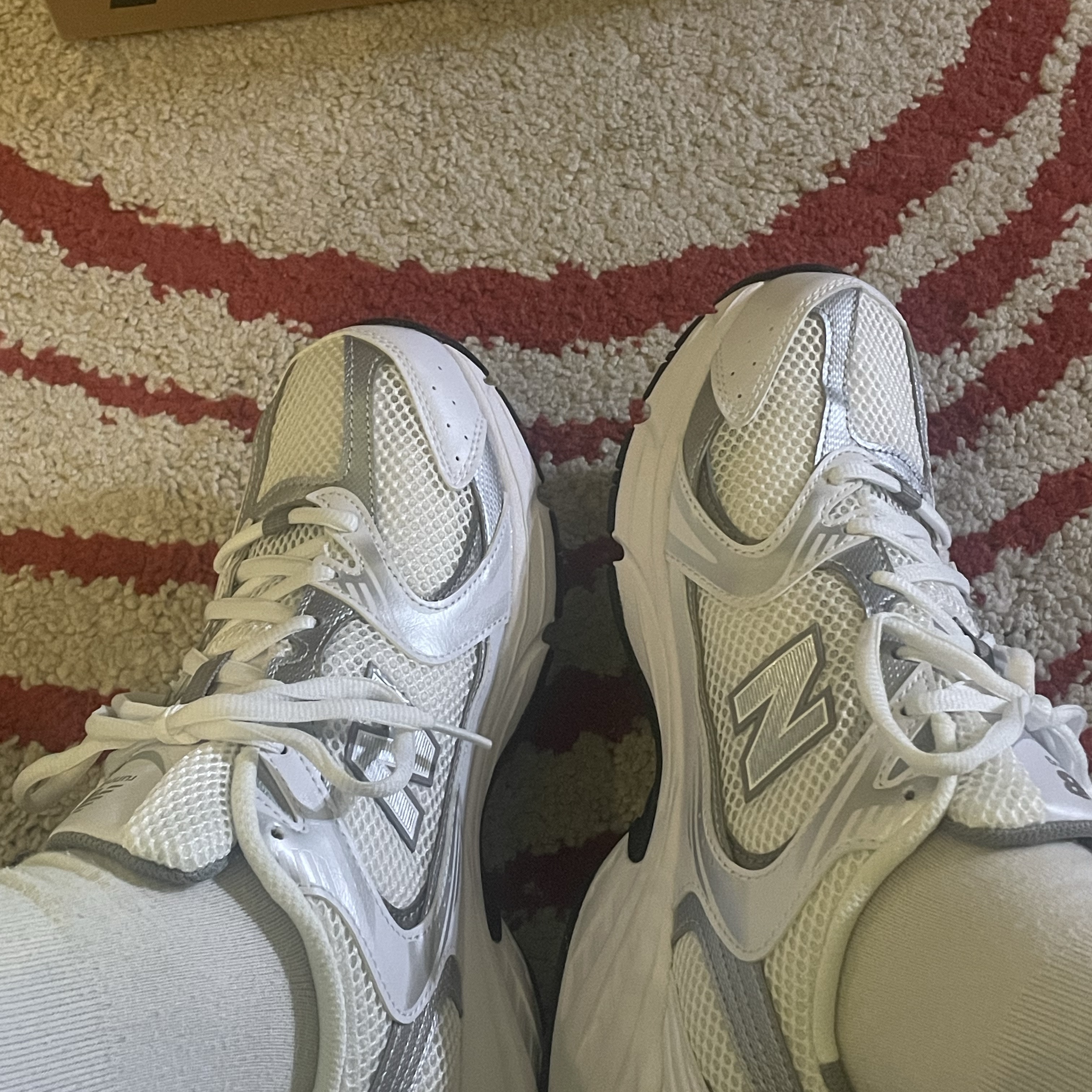 New Balance 530 White Silver 착용 스타일 - 2