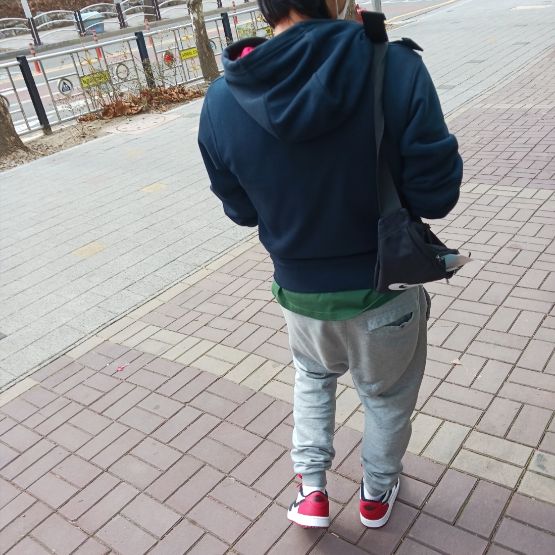 (W) Nike NSW Club Fleece Mid Rise Oversized Sweatpants Dark Grey Heather - Asia, Nike Heritage Waistpack Black 착용 스타일 - 2
