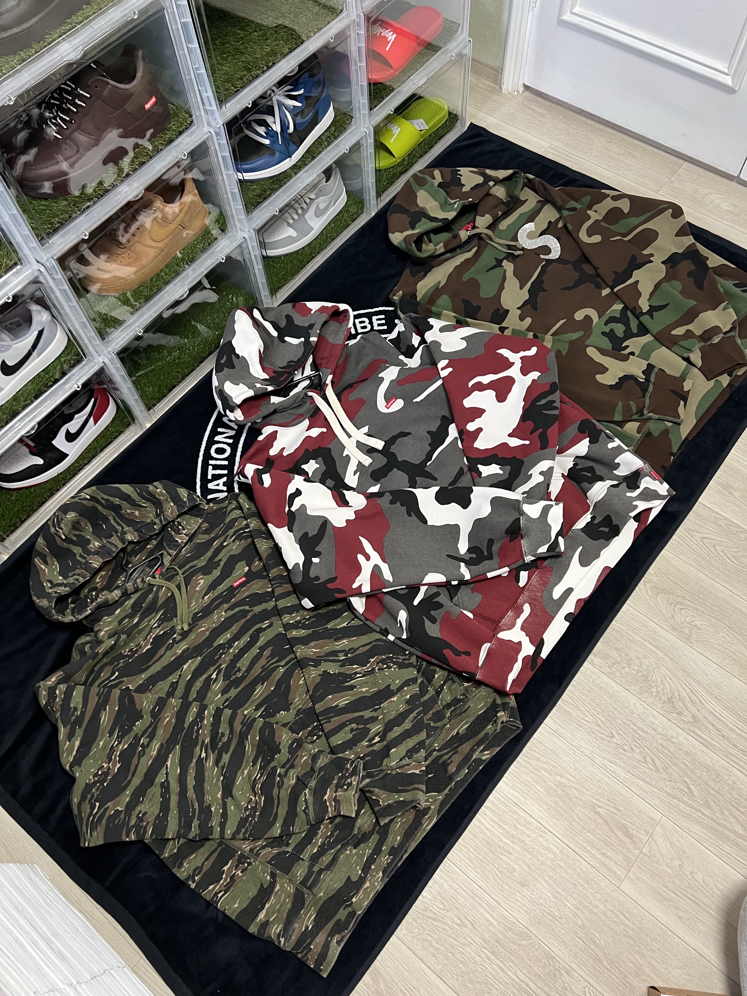 Supreme Small Box Hooded Sweatshirt Tigerstripe Camo - 21SS, Supreme Small Box Drawcord Hooded Sweatshirt Red Camo - 23FW 착용 스타일 - 2