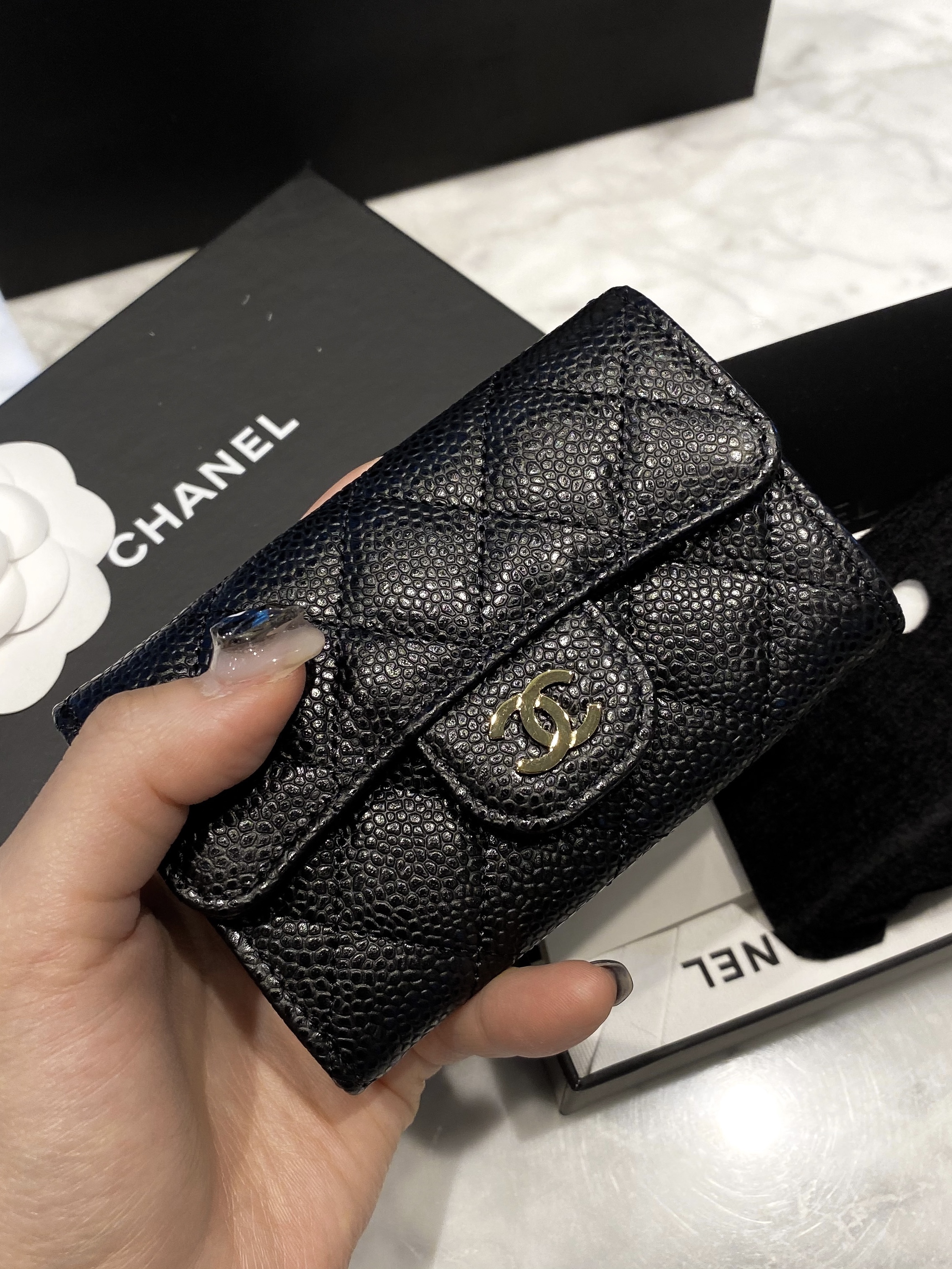 Chanel Classic Card Holder Grained Calfskin & Gold Black 착용 스타일 - 1