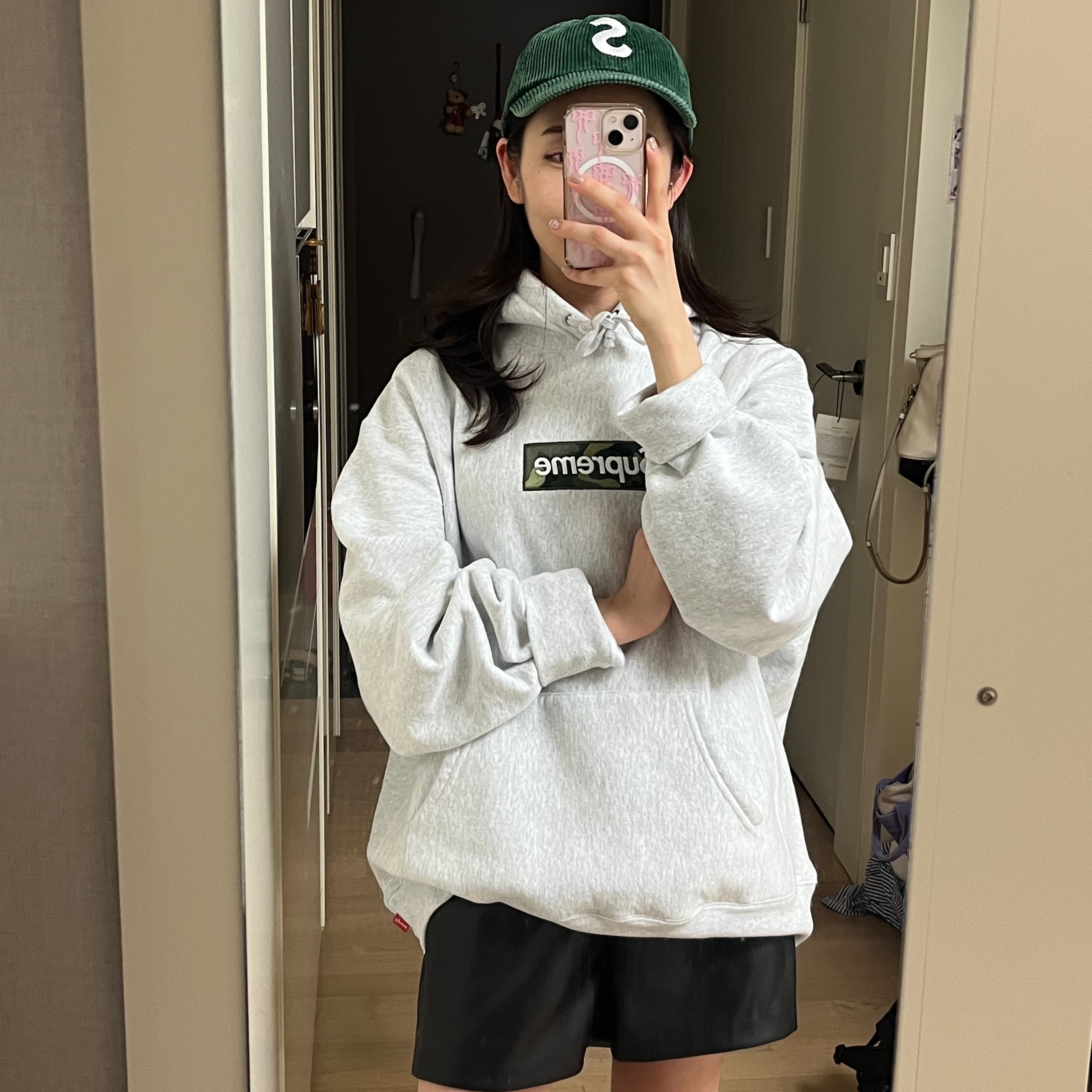 Supreme Box Logo Hooded Sweatshirt Ash Grey - 23FW, Supreme Corduroy S Logo 6-Panel Green - 23FW 착용 스타일 - 1