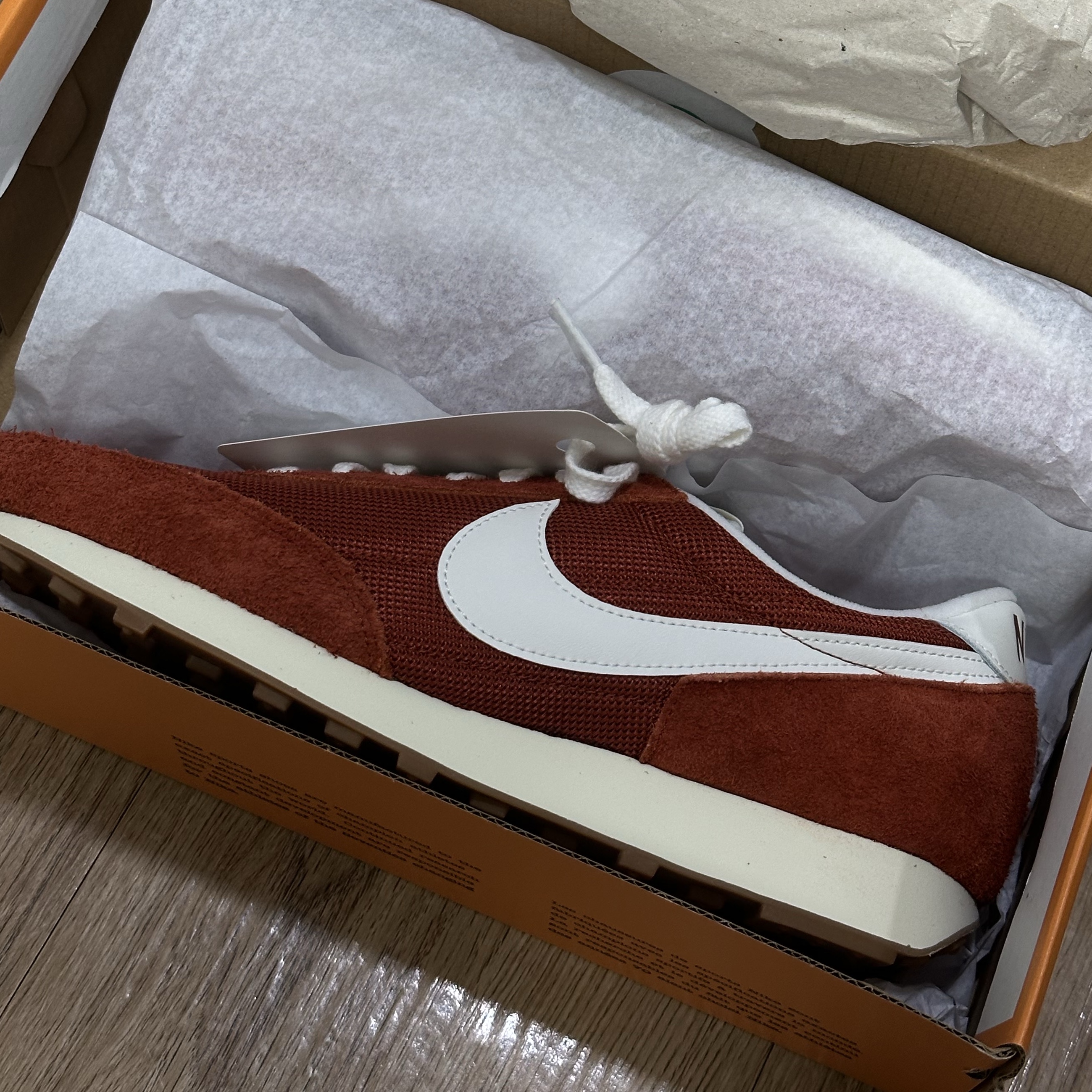 (W) Nike Daybreak Vintage Rugged Orange 착용 스타일