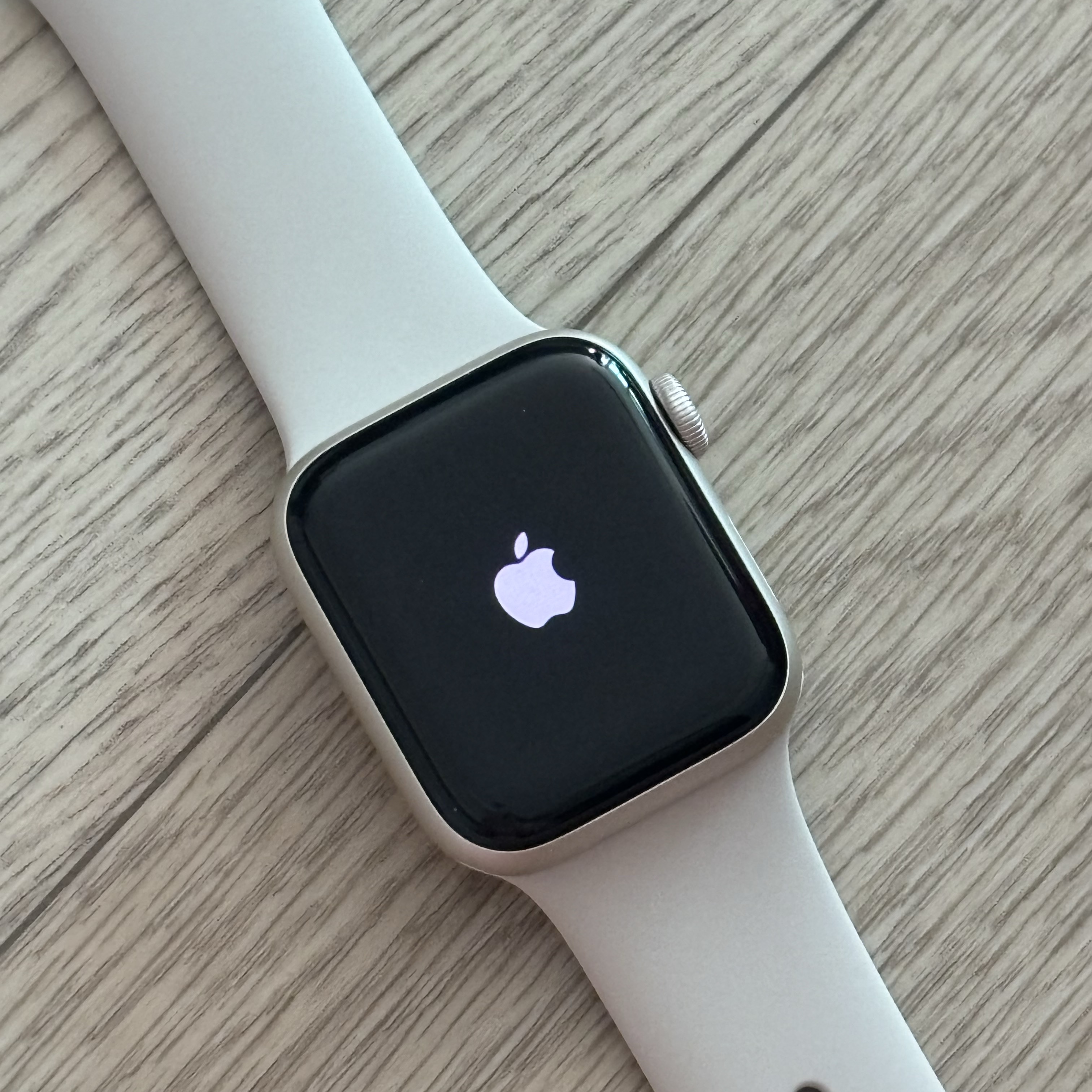 Apple Watch SE 2023 40mm GPS Starlight Aluminium Case with Sport Band S/M Starlight (Korean Ver.) 착용 스타일