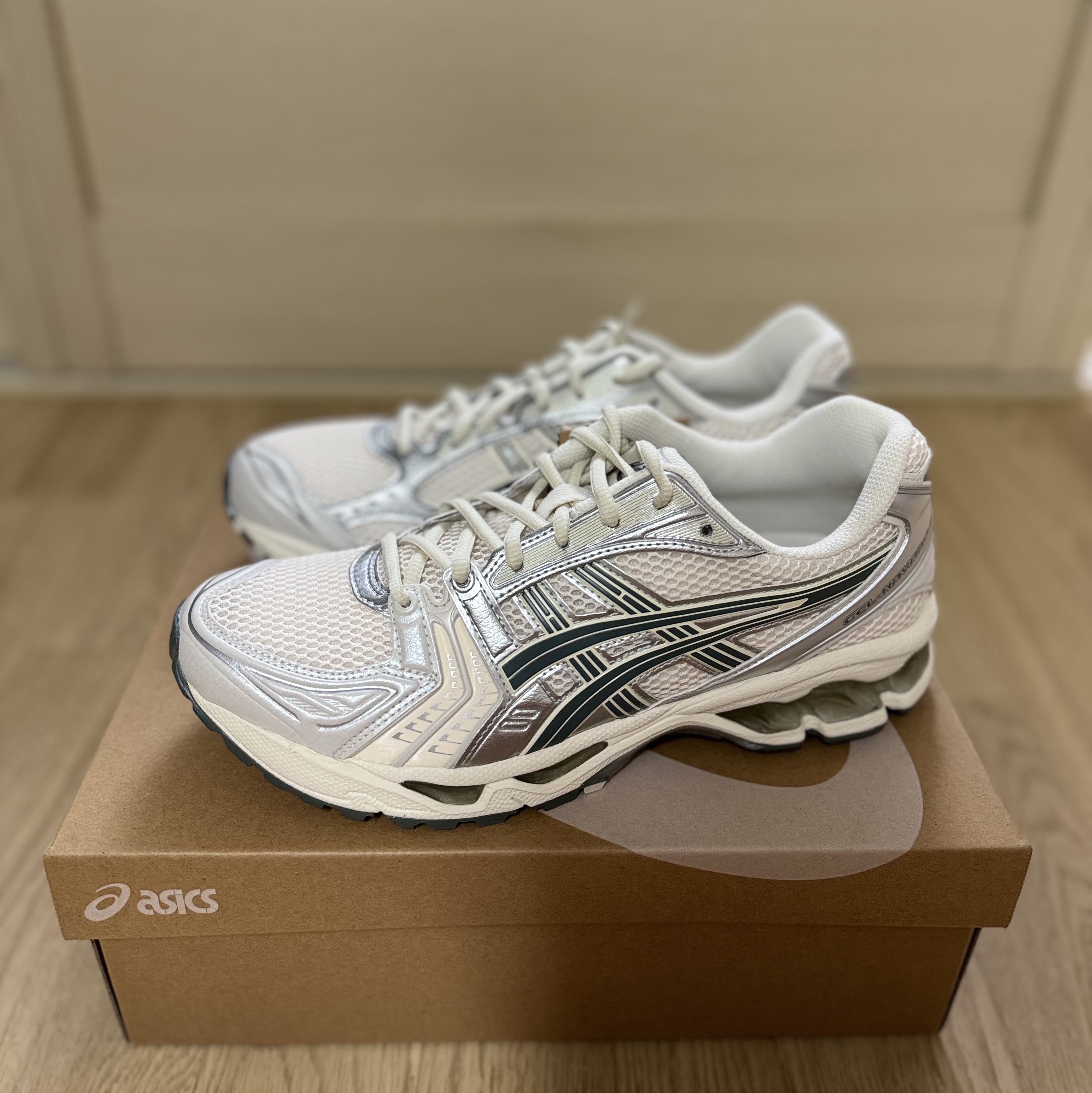 Asics Gel-Kayano 14 Birch Dark Pewter 착용 스타일 - 2