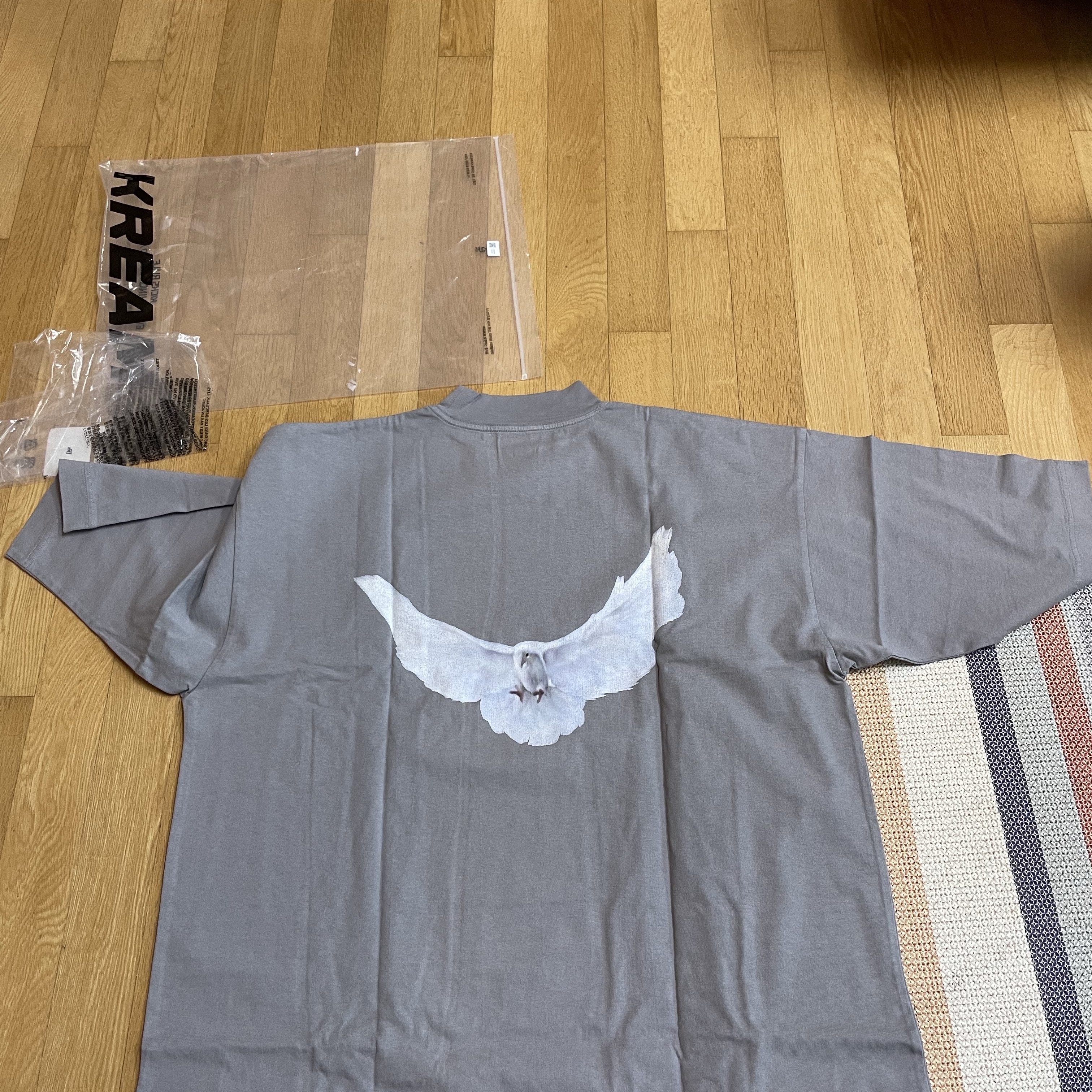 Yeezy Gap Engineered By Balenciaga Dove 3/4 Sleeve T-Shirt Grey 착용 스타일