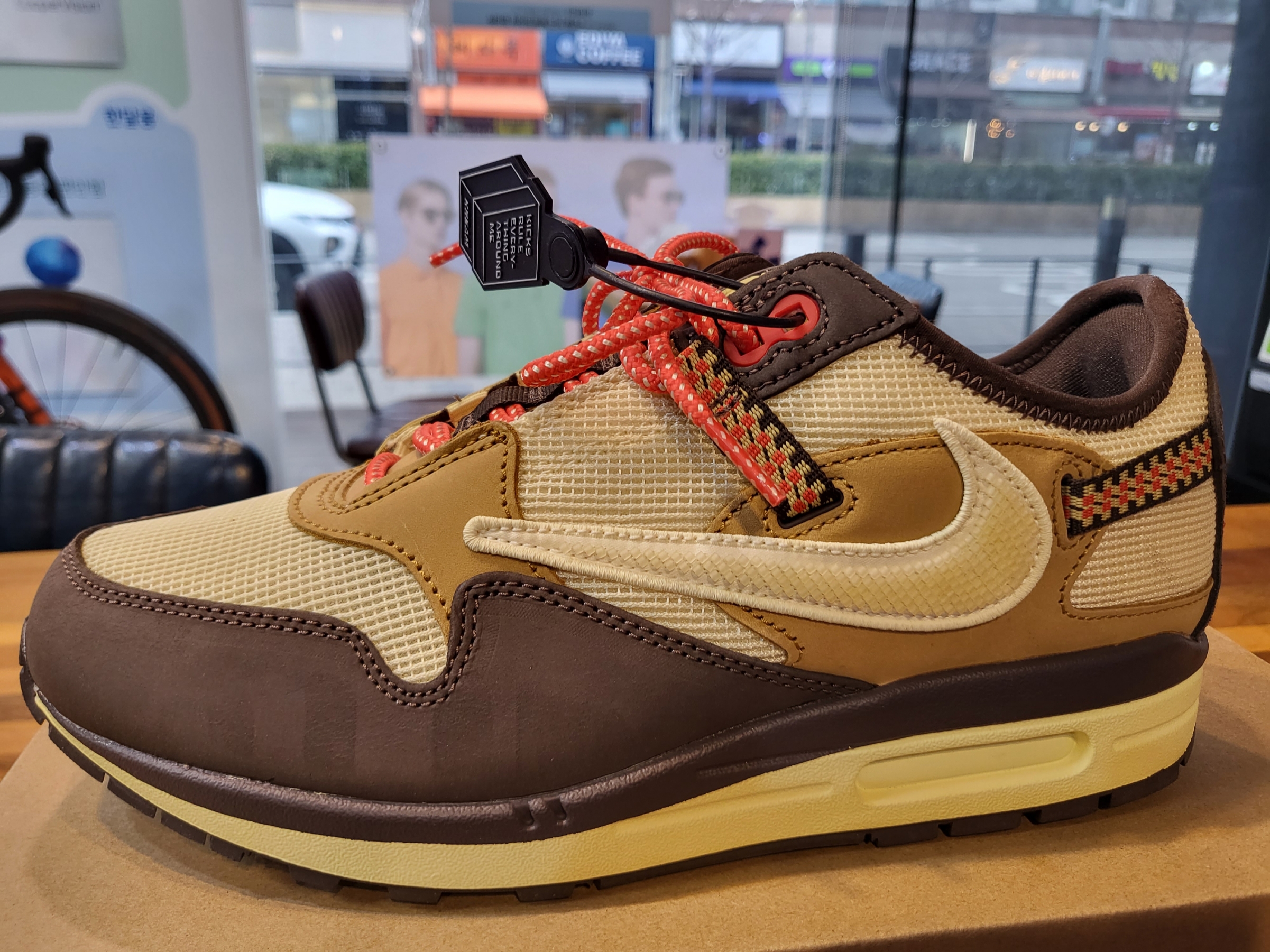 Nike x Travis Scott Air Max 1 Cact.us Brown 착용 스타일 - 1