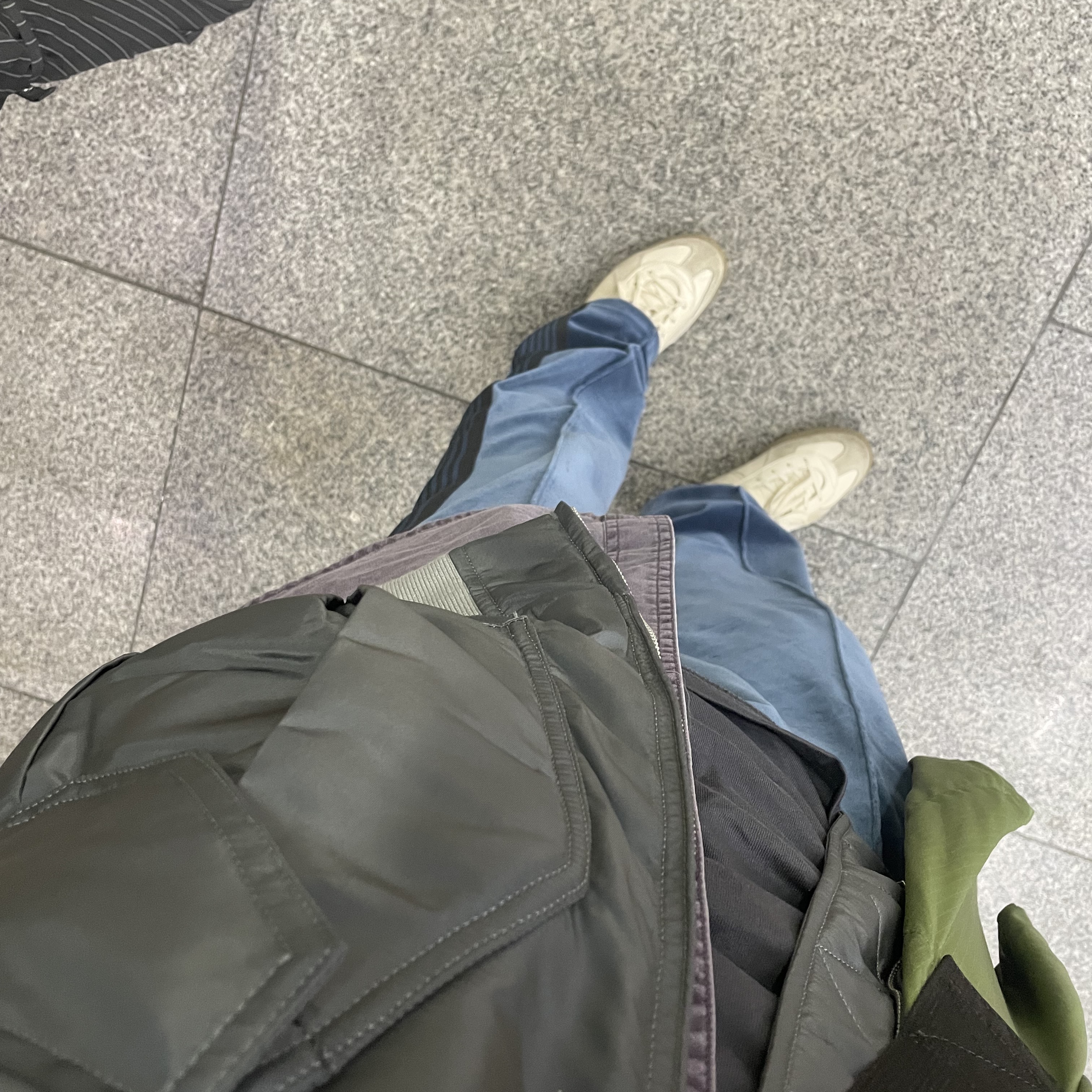 Reproduction of Found German Military Trainer 1700L Panna, Needles Narrow Track Pants C/PE Velour Smoke Blue 착용 스타일