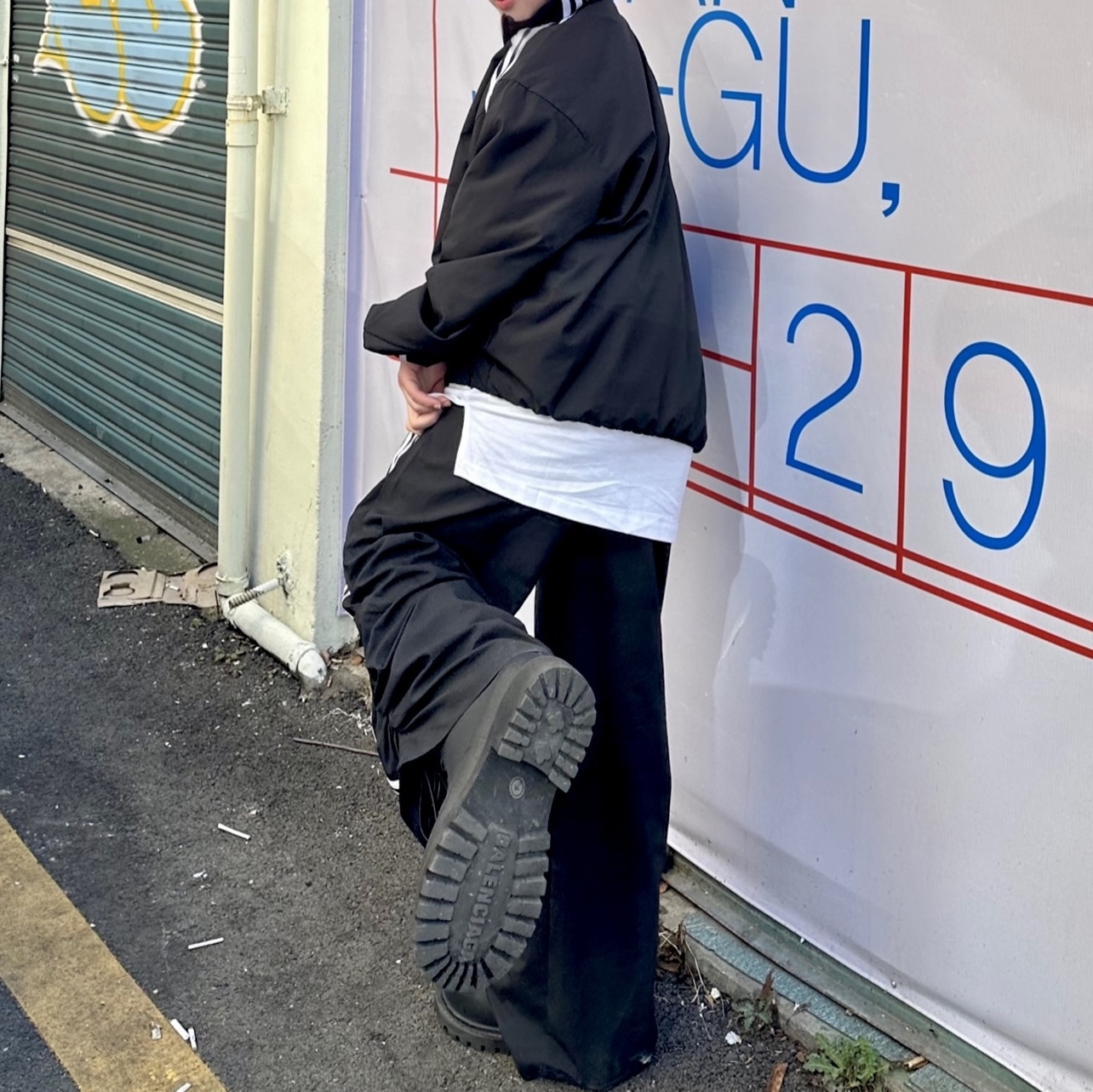 (W) Adidas Adilenium Oversized Track Top Black - KR Sizing, Balenciaga XL Army Boots Full Eva Black 착용 스타일 - 3