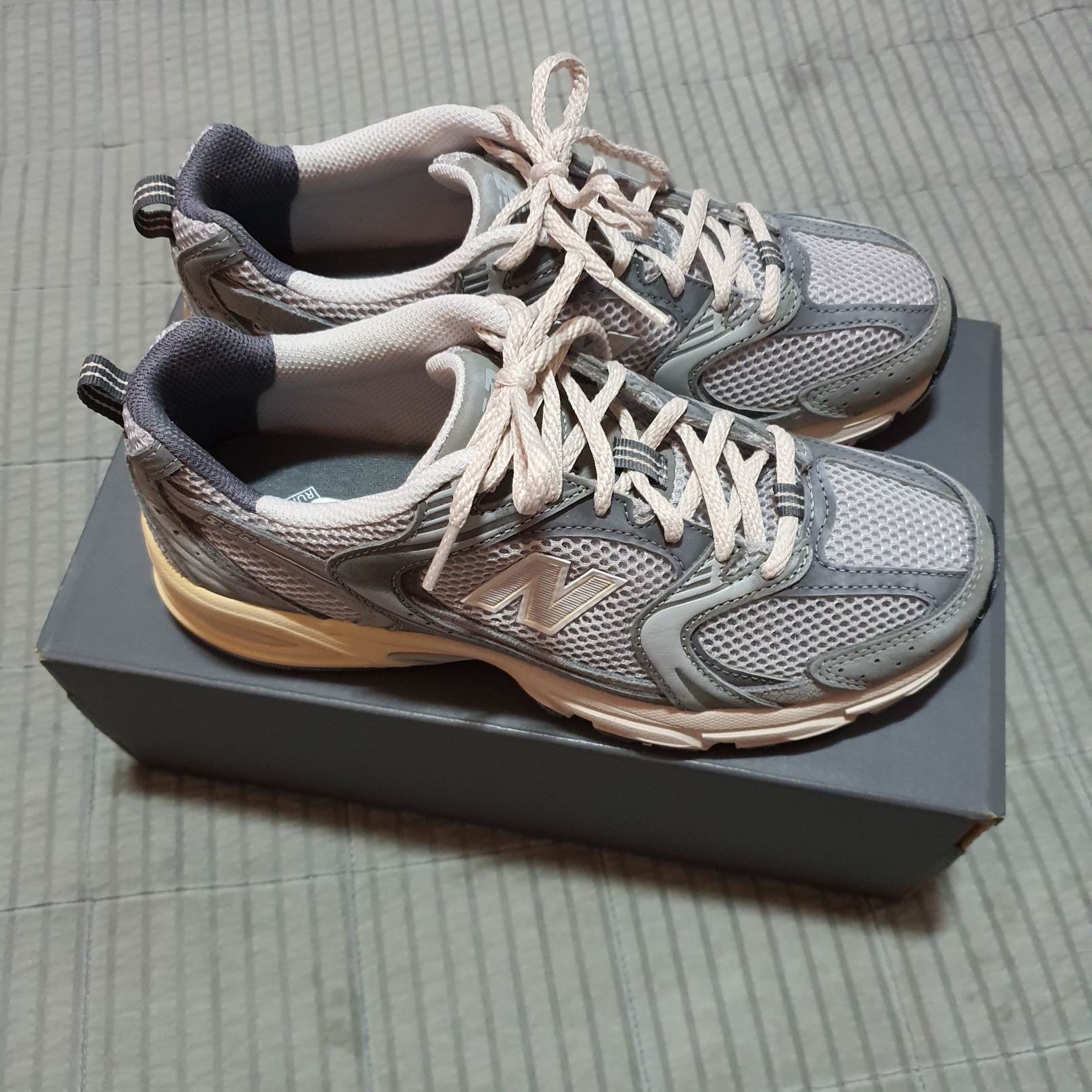 New Balance 530 Premium Vintage Grey Matter 착용 스타일 - 1