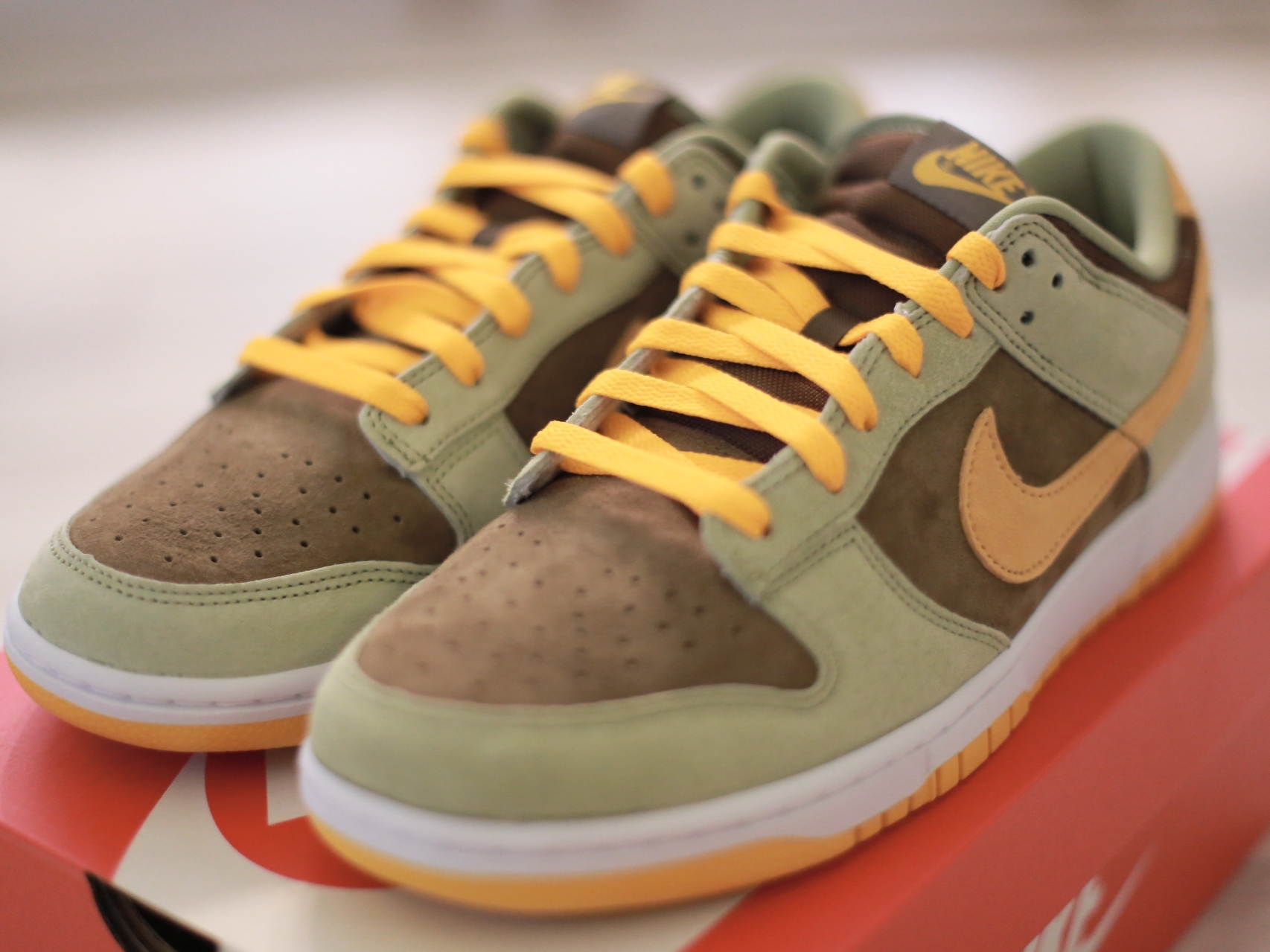 Nike Dunk Low SE Dusty Olive 착용 스타일 - 2