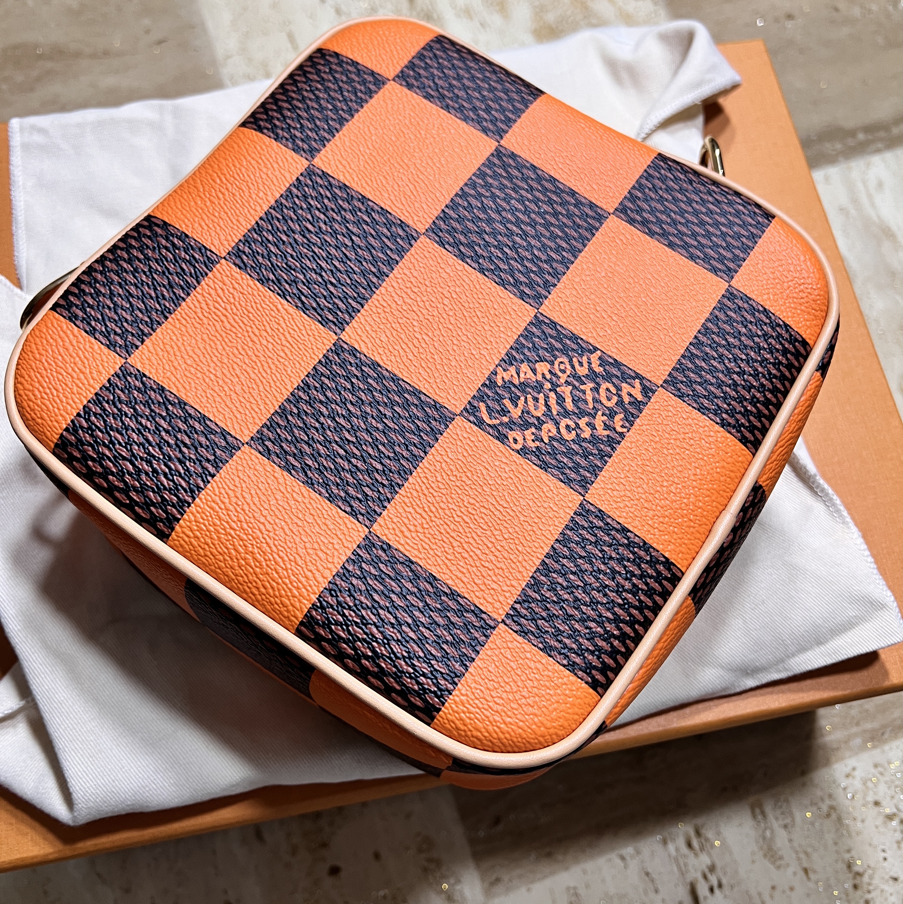 Louis Vuitton Chess Messenger Orange 착용 스타일 - 3
