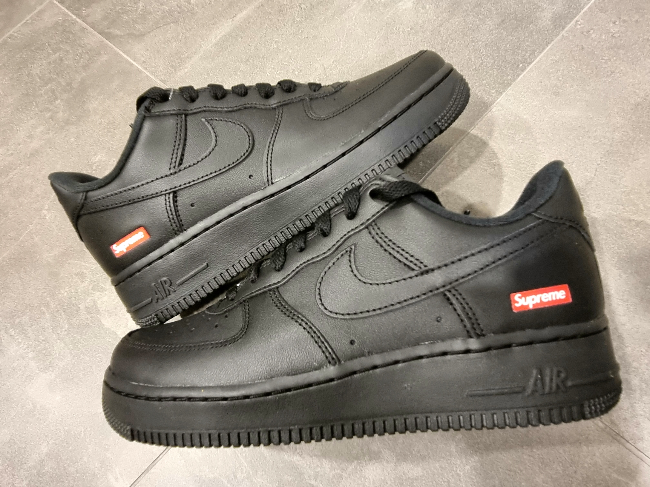 Nike x Supreme Air Force 1 Low Black 착용 스타일 - 4