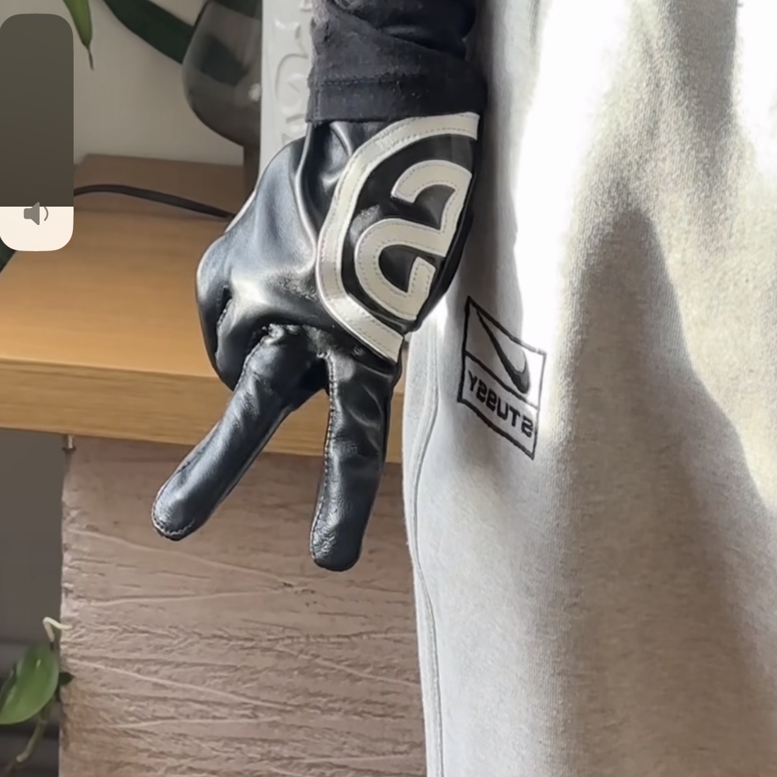 Stussy SS Link Leather Gloves Black 착용 스타일 - 3