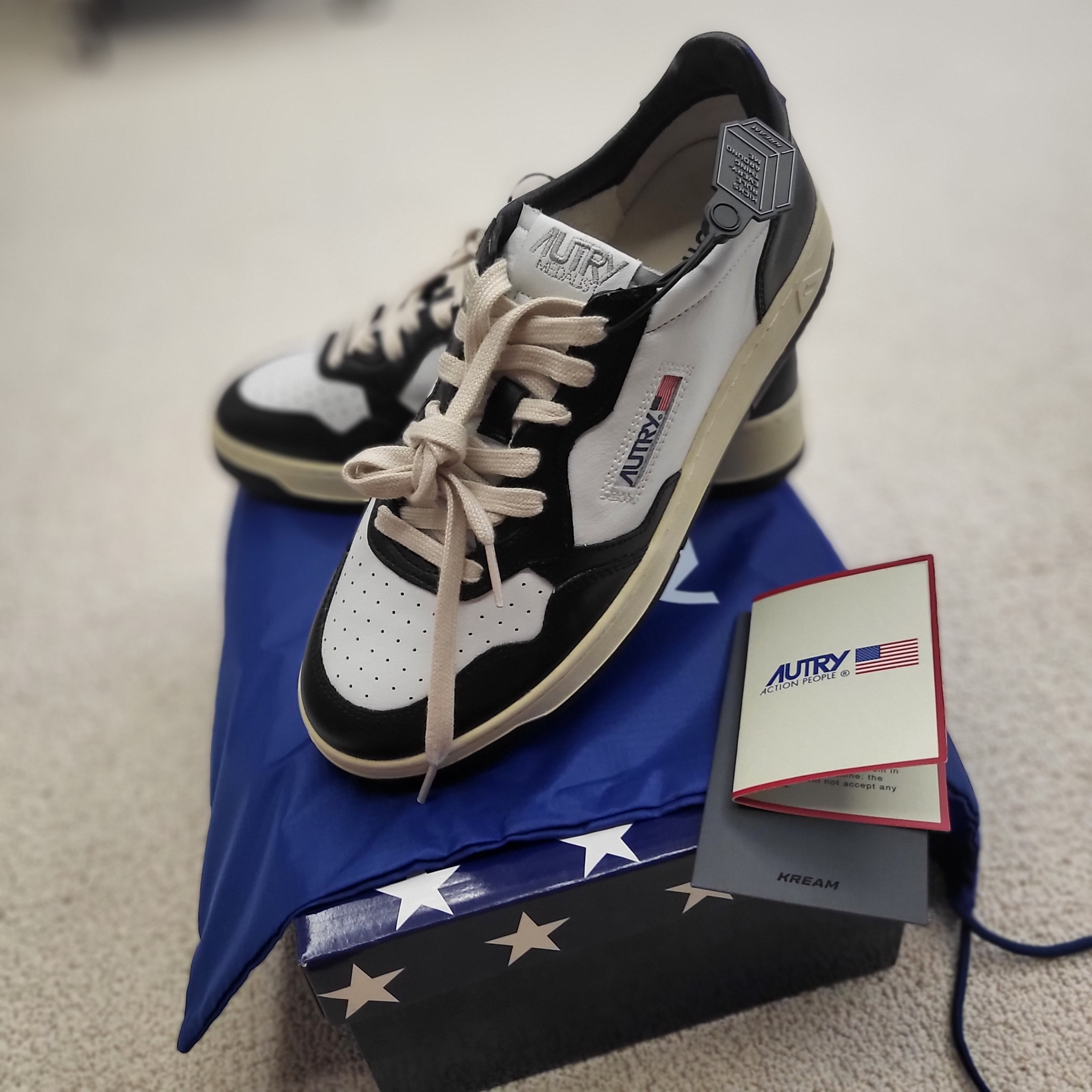 Autry Medalist Low Leather Sneakers Black White 착용 스타일 - 1