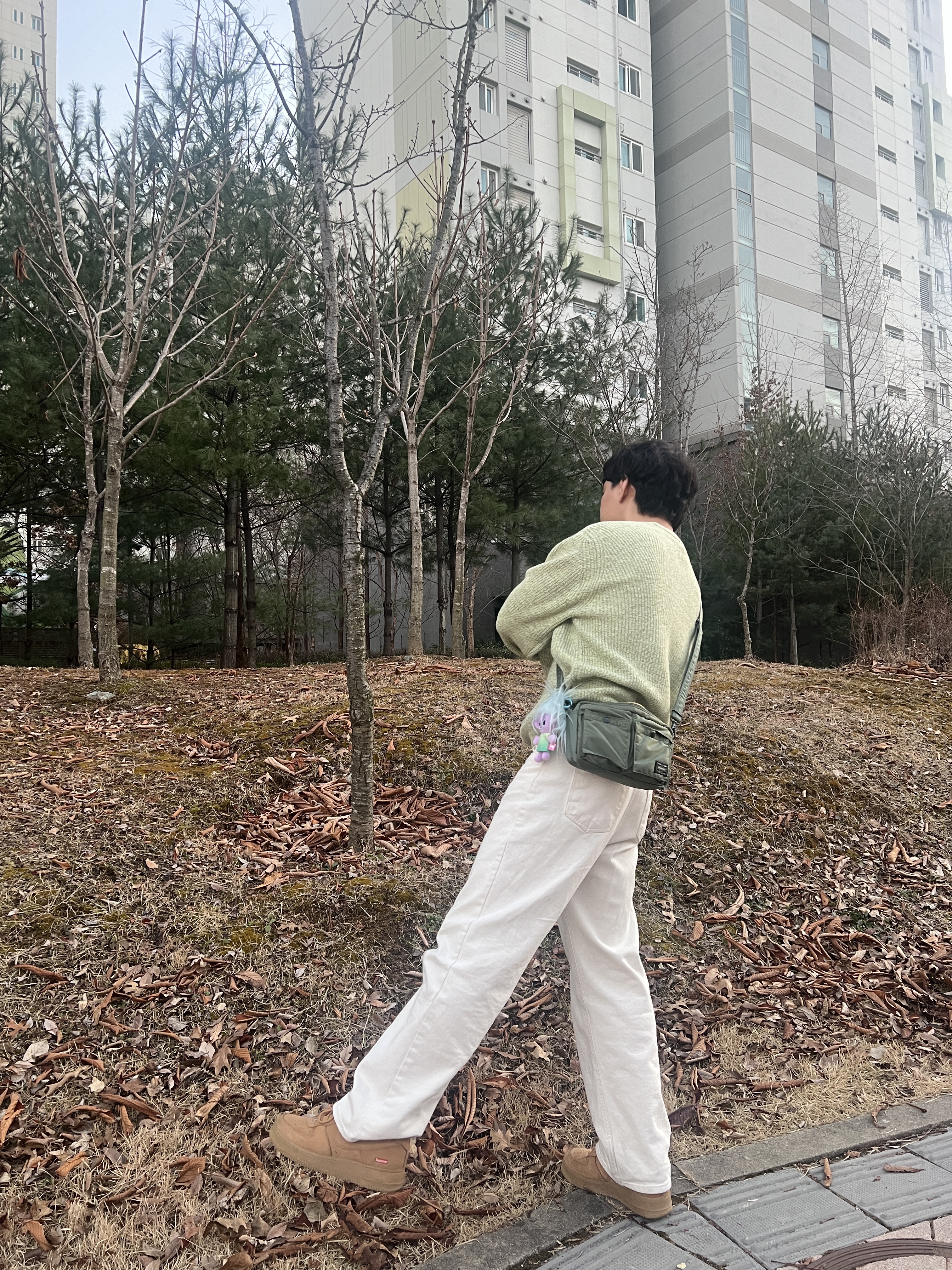 Nike x Supreme Air Force 1 Low Flax, Porter Tanker Shoulder Bag Sage Green 착용 스타일 - 4