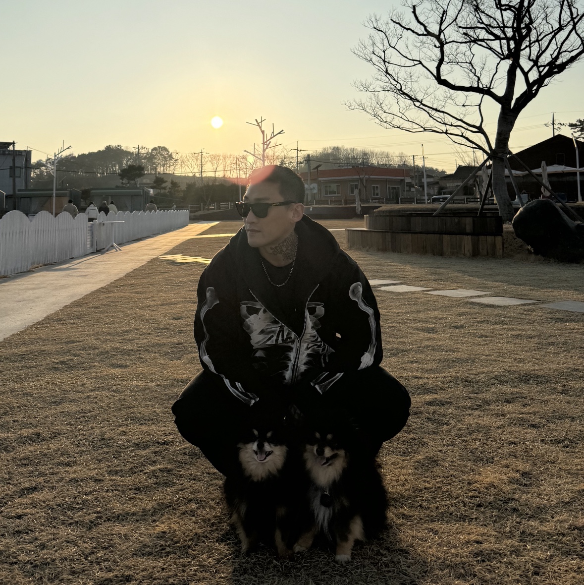 Stussy Rib Cage Zip Hoodie Black White, Oakley x Fragment Frogskins Yellow Polished Black Frame Prizm Grey Lenses Low Bridge Fit 착용 스타일