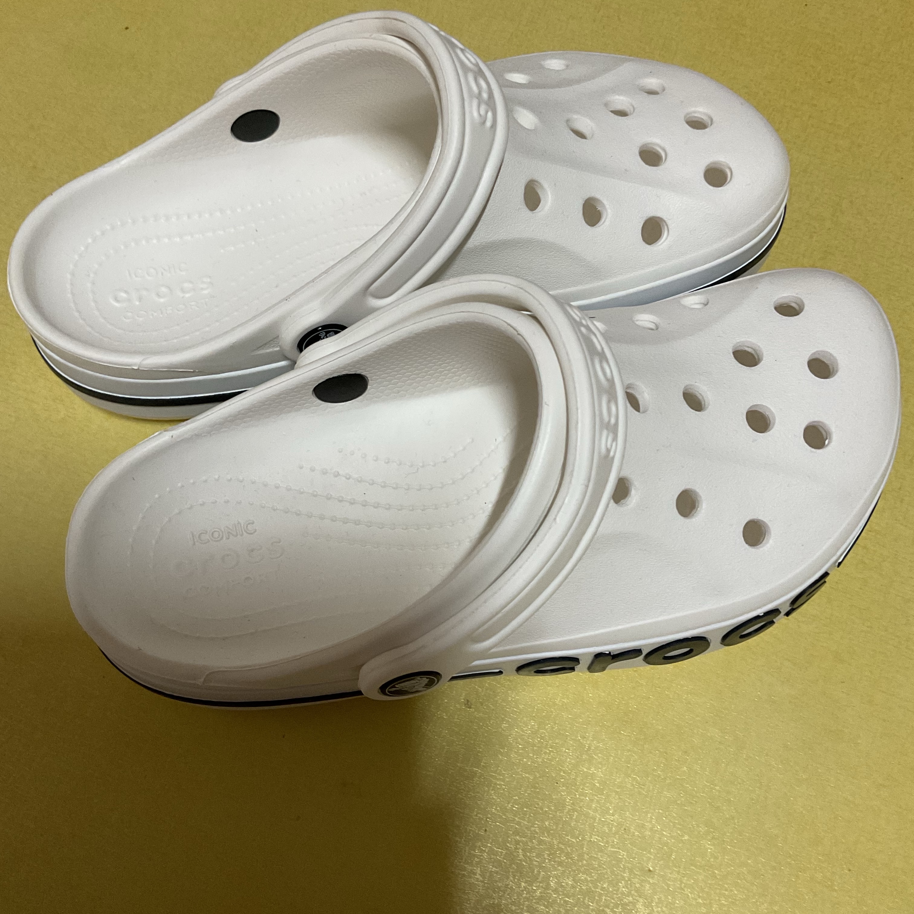 크록스 바야밴드 클로그 화이트 네이비 착용 스타일